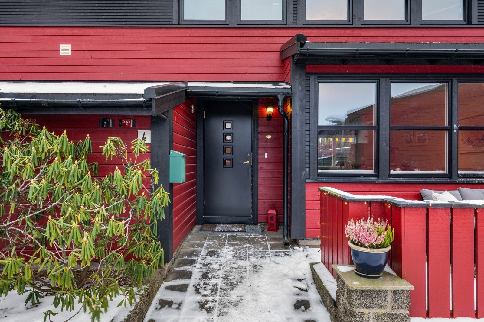 Tilbaketrukket rekkehus med god intern beliggenhet Galleribilde