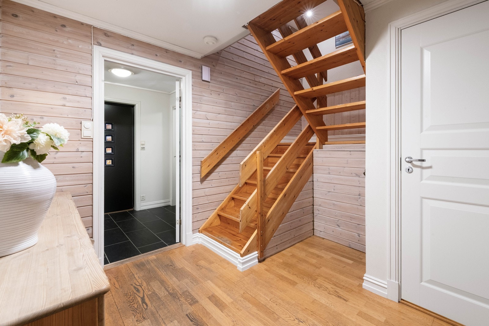 Innbydende gang og entré som gir et godt førsteinntrykk av boligen Galleribilde