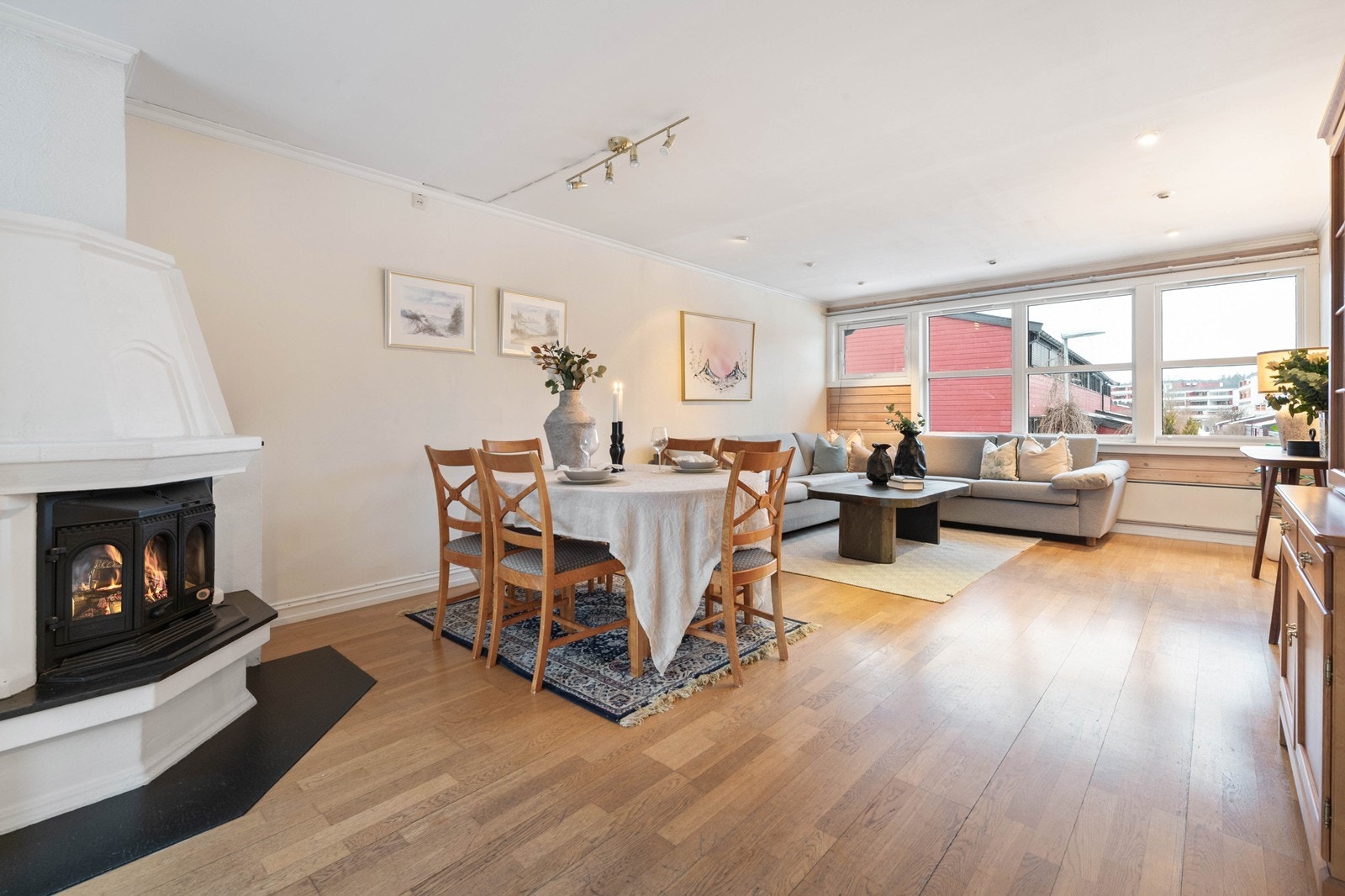 Tilbaketrukket og flott rekkehus på bilfritt boligtun Galleribilde