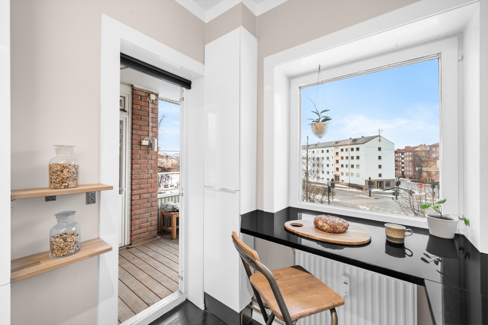 Fra kjøkken er det direkte adkomst til en sydvestvendt balkong på 5 m². Galleribilde