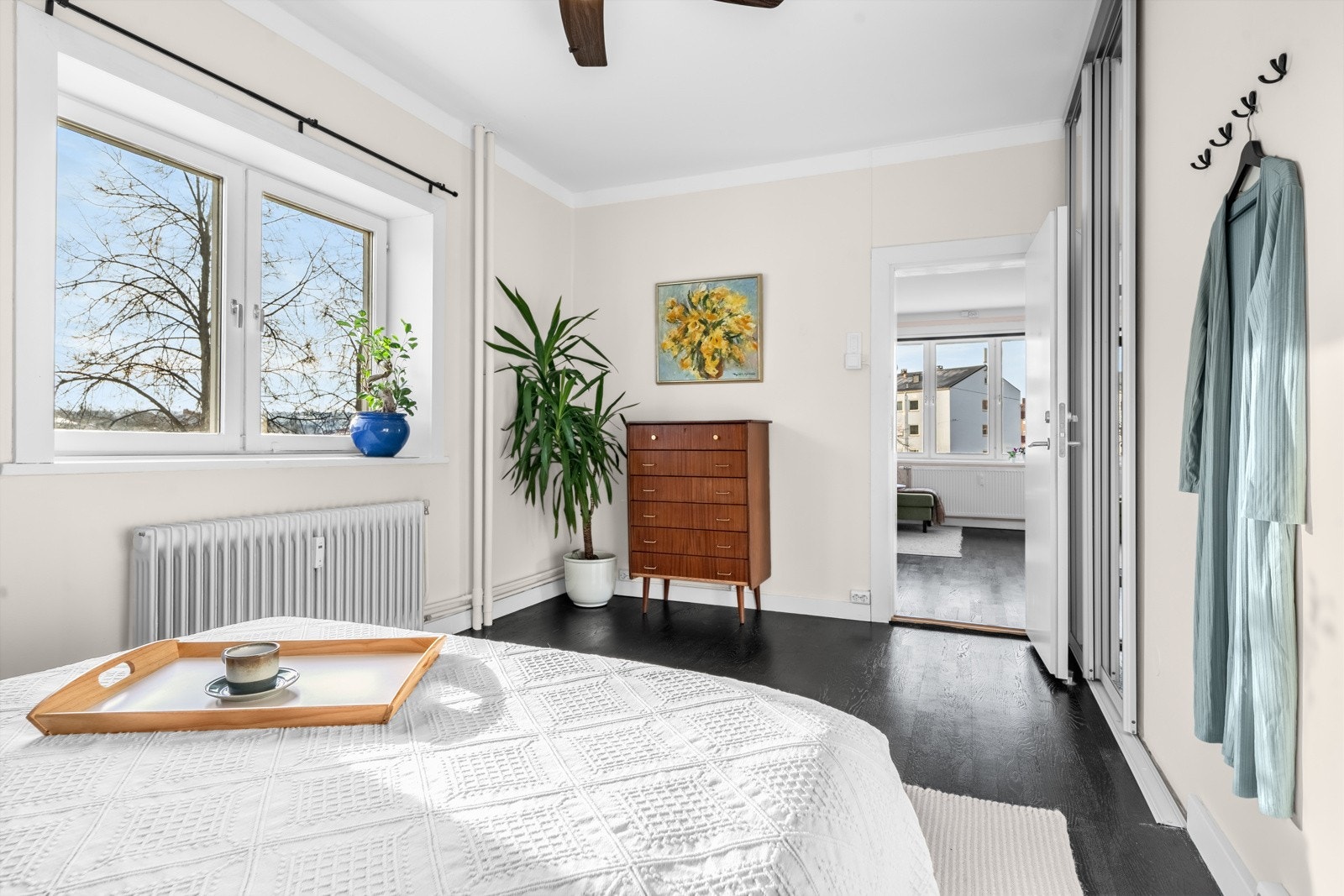 Vindu vender ut mot Ola Narr parken. Galleribilde