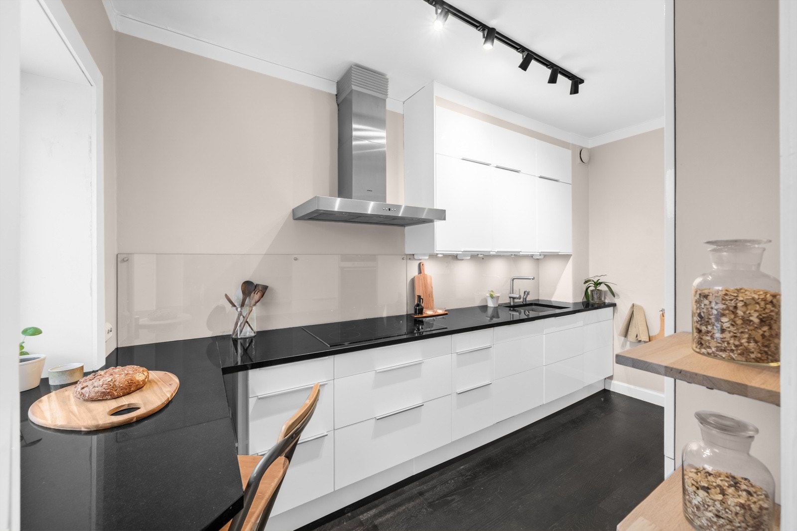 Kjøkkeninnredningen bestående av glatte fronter og benkeplate i stein levert av Lendgrens naturstein. Galleribilde