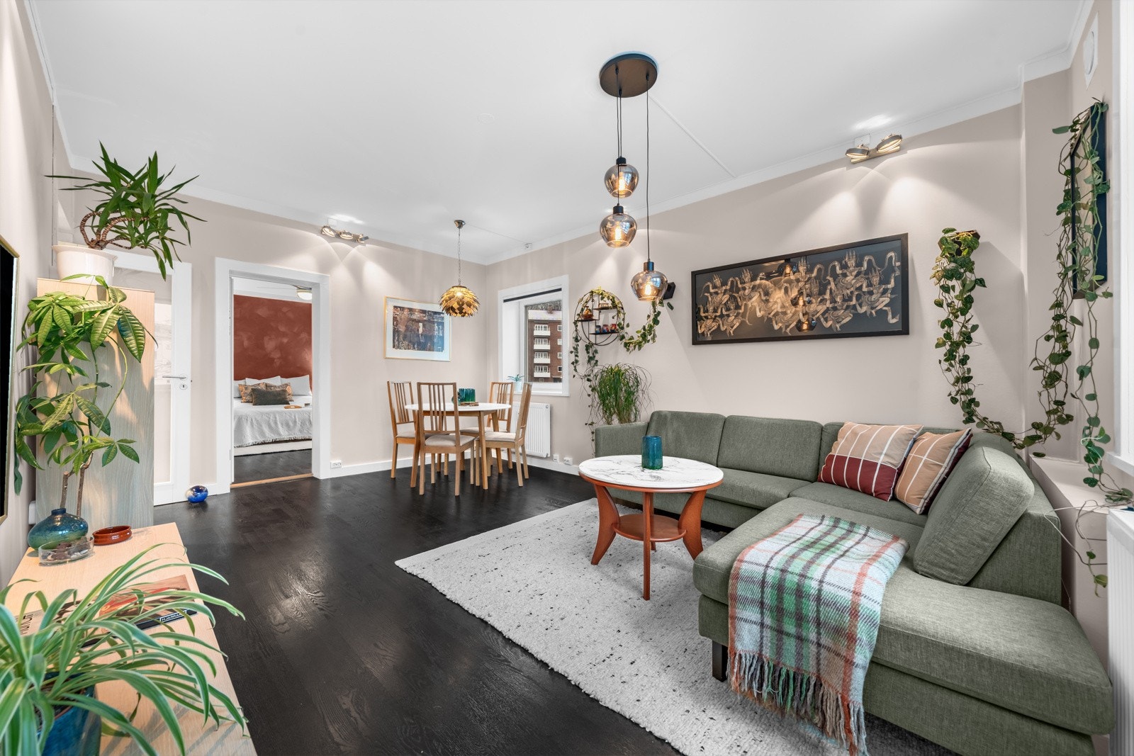 Stuen har gode møbleringsmuligheter, med plass til sofagruppe med tilhørende møblement, tv-seksjon og spisebord. Galleribilde