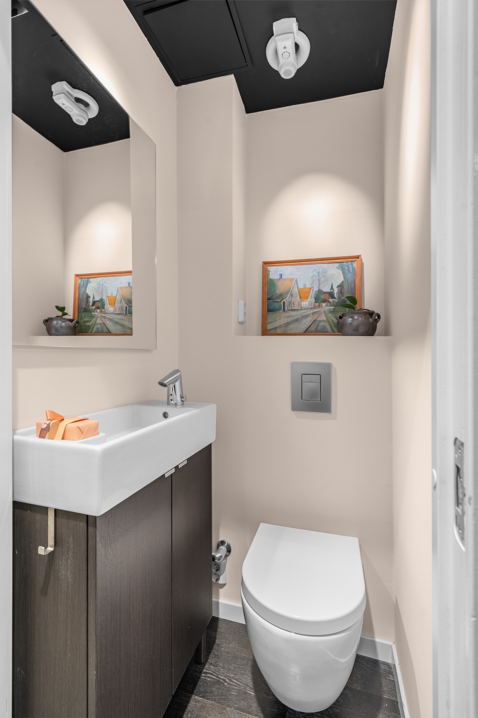 Fra entré er det direkte adkomst til et separat toalettrom - pusset opp i 2016. Automatisk belysning som aktiveres via bevegelsessensor. Galleribilde