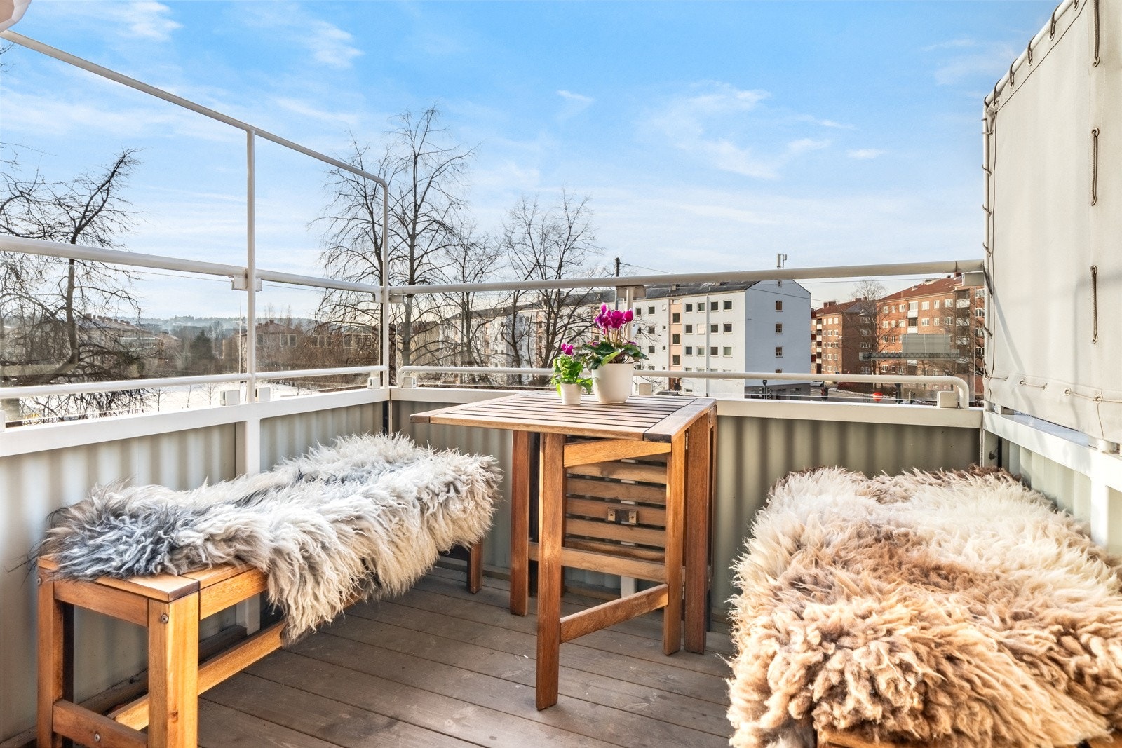 Utgang fra stue og kjøkken til en sydvestvendt balkong på 5m². Selger anslår sol fra ca. kl 12:00-20:00 på sommerstid. Galleribilde