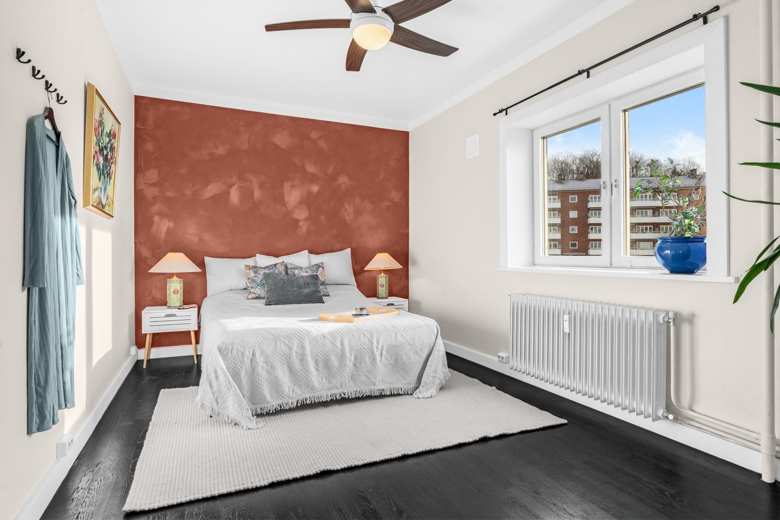 Hyggelig hovedsoverom med god plass til dobbeltseng, nattbord og øvrig møblement. Galleribilde