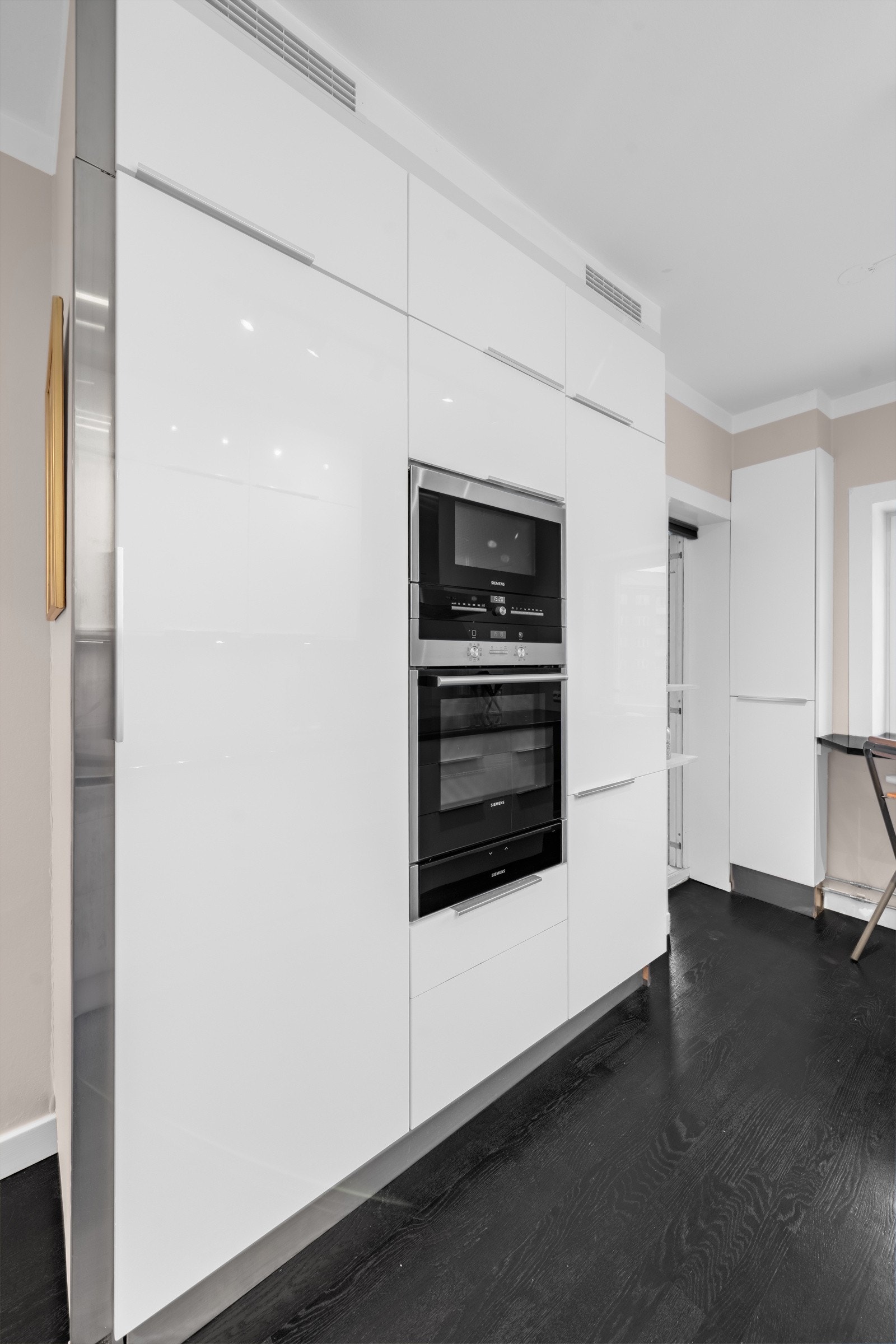 Kjøkkenet byr på god benke- og skapplass til oppbevaring av servise og kjøkkenredskaper. Galleribilde