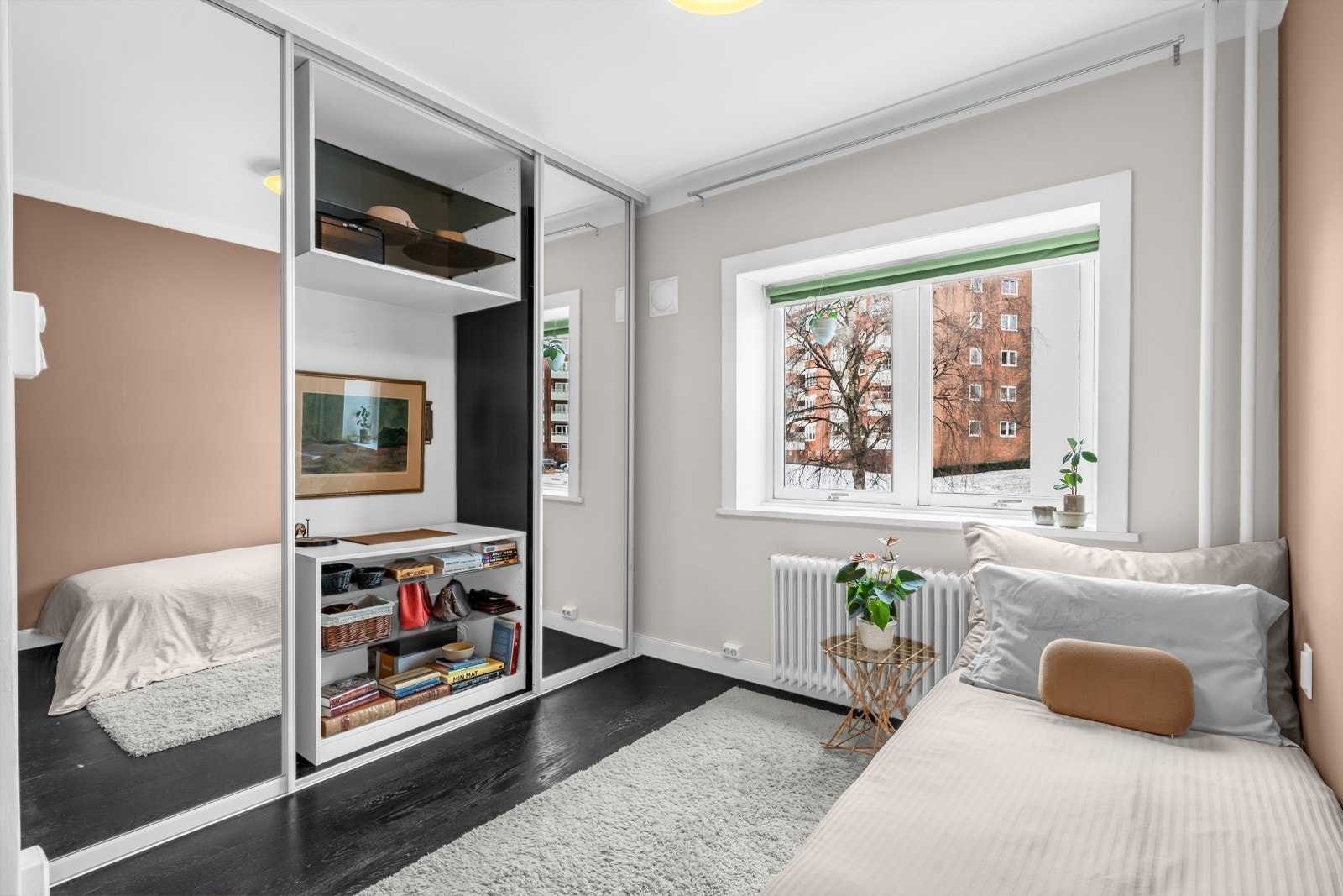 Soverom nr. 2 er av god størrelse, og det er montert en stor skyvedørsgarderobe med speilfronter. I skyvedørsgarderoben er det opplegg for mediamøbel og oppheng av TV. Galleribilde