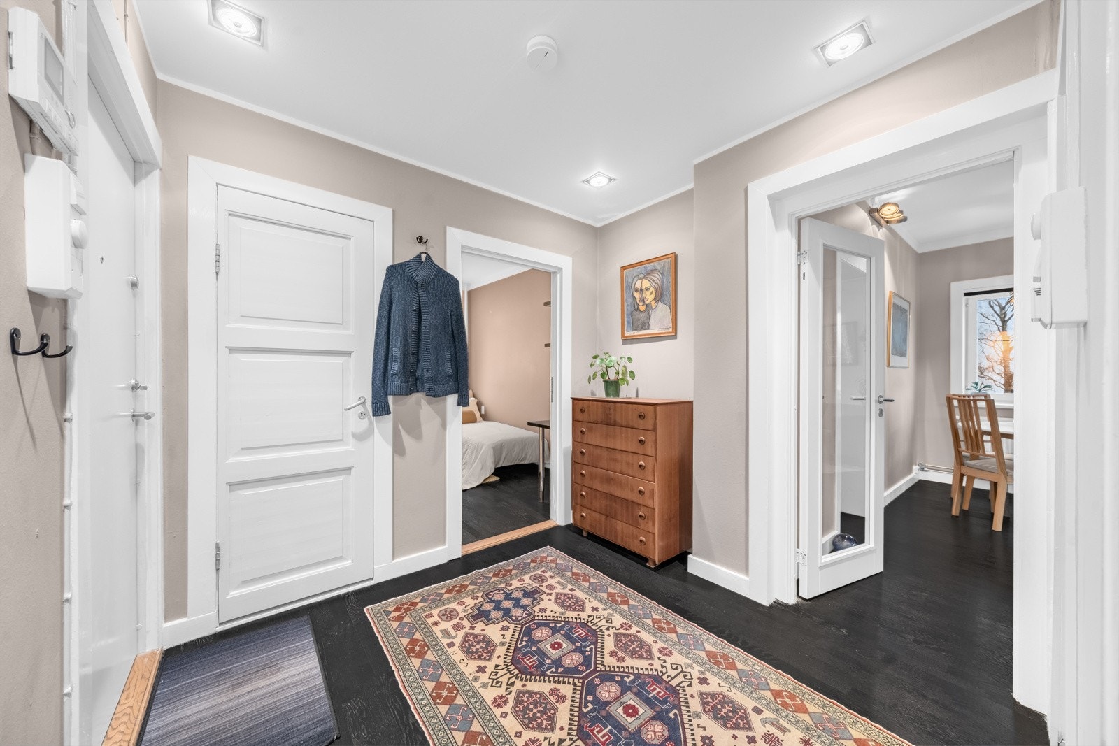 Velkommen inn! Lys og luftig entré som gir et godt førsteinntrykk av leiligheten. Galleribilde