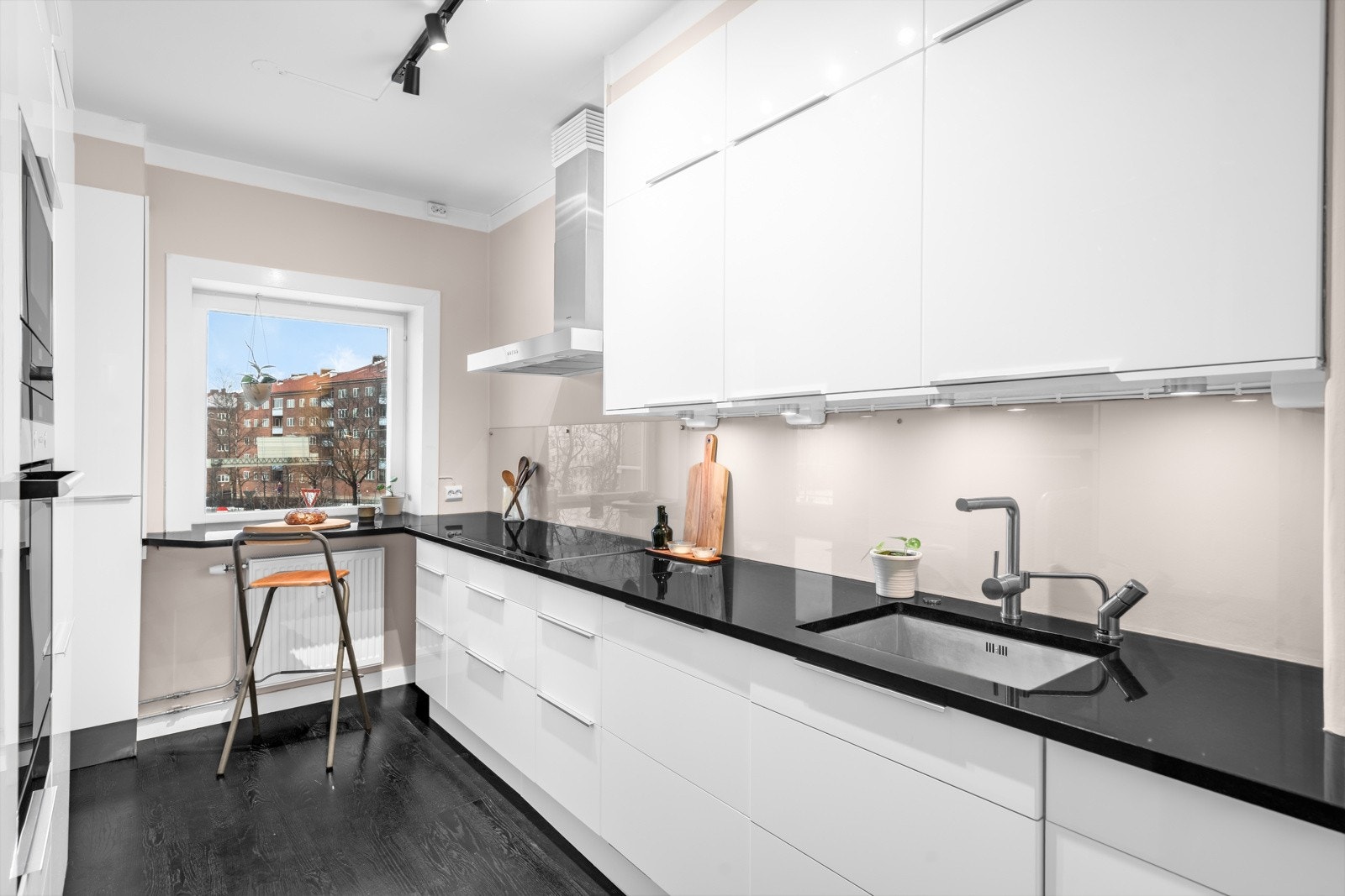 Stilrent kjøkken fra Ikea (2010) ligger i separat rom. Galleribilde