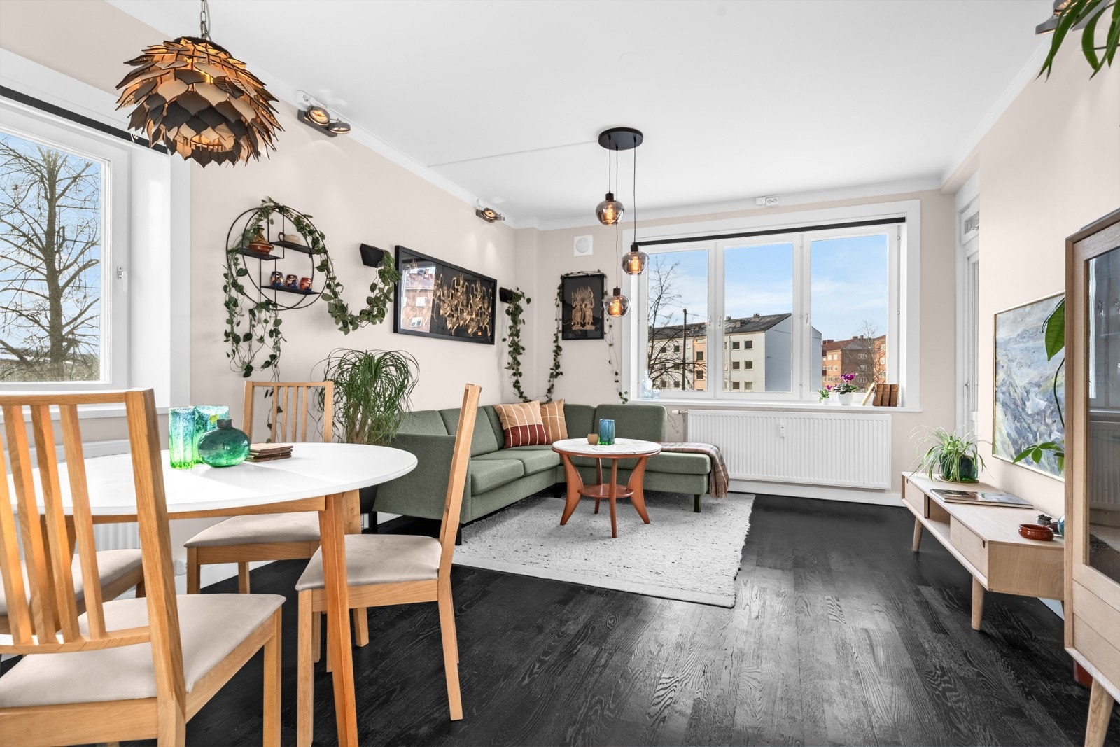 Leiligheten har en lys og romslig stue med store vindusflater på to vegger som gir godt med naturlig lysinnslipp. Galleribilde