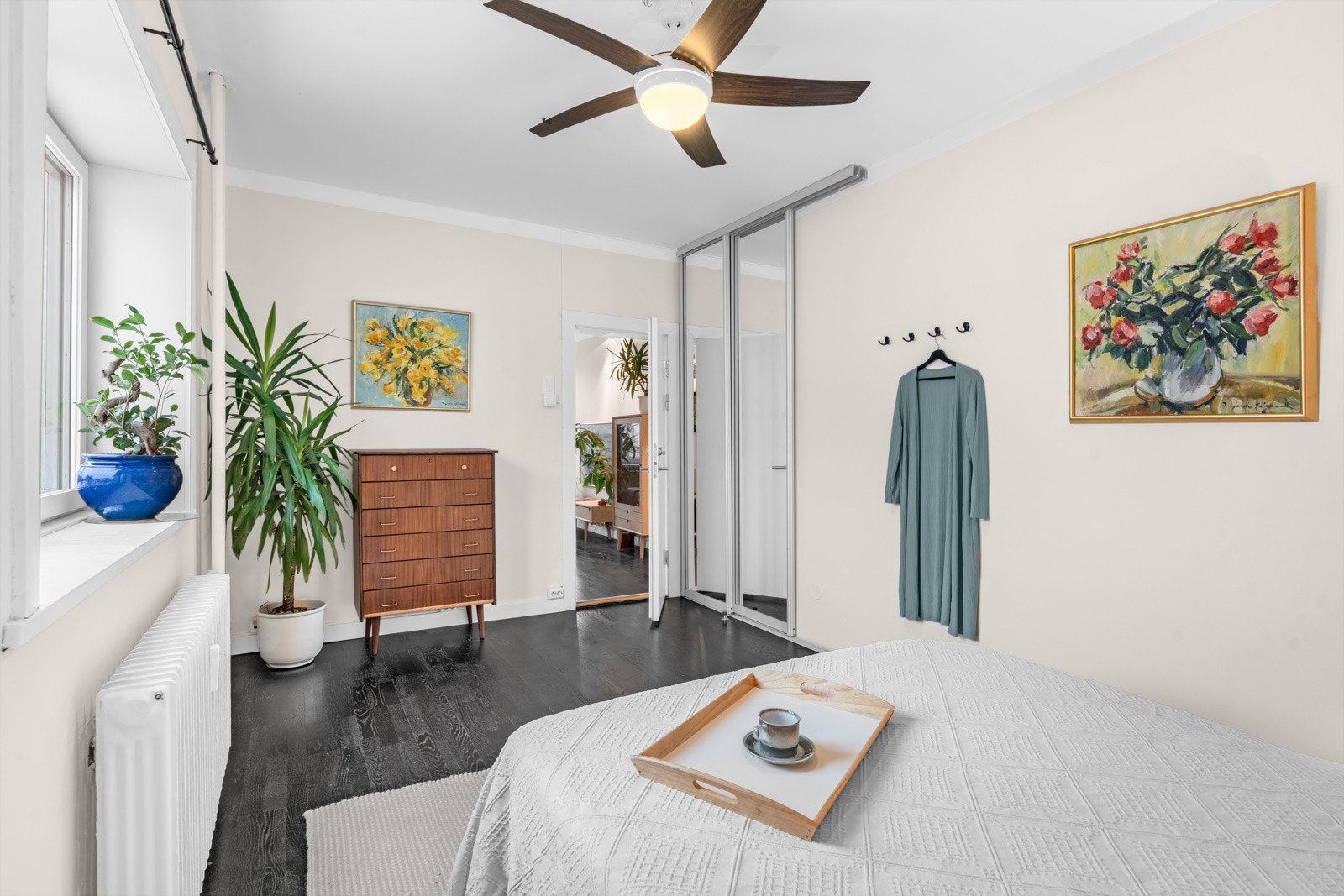 Rommet har godt med skapplass i innebygget skyvedørsgraderobe. Galleribilde