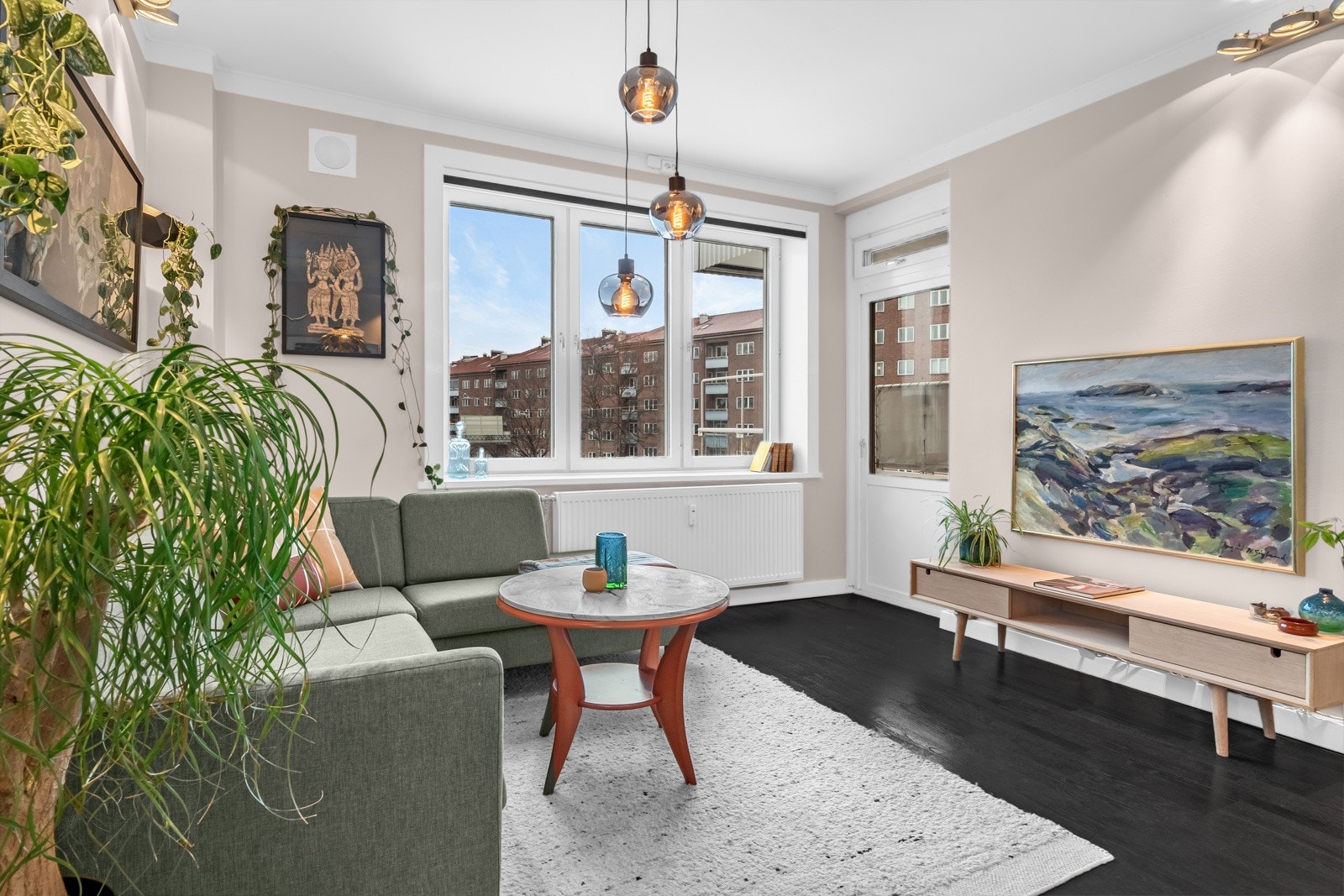 Fra stuen er det direkte adkomst til en sydvestvendt balkong på 5 m². Lysinnslipp kan enkelt justeres via spesialtilpassede elektriske plissegardiner. Galleribilde