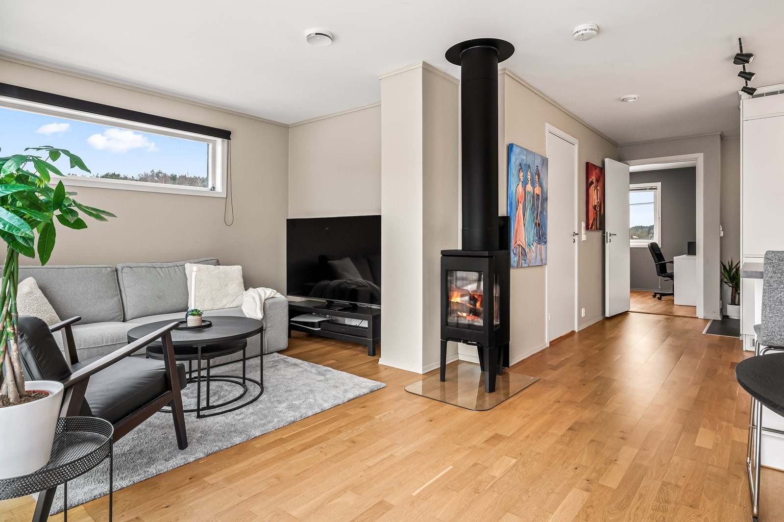 Gjennomgående parkett på gulv og slette, malte overflater på vegger og i himling. Galleribilde