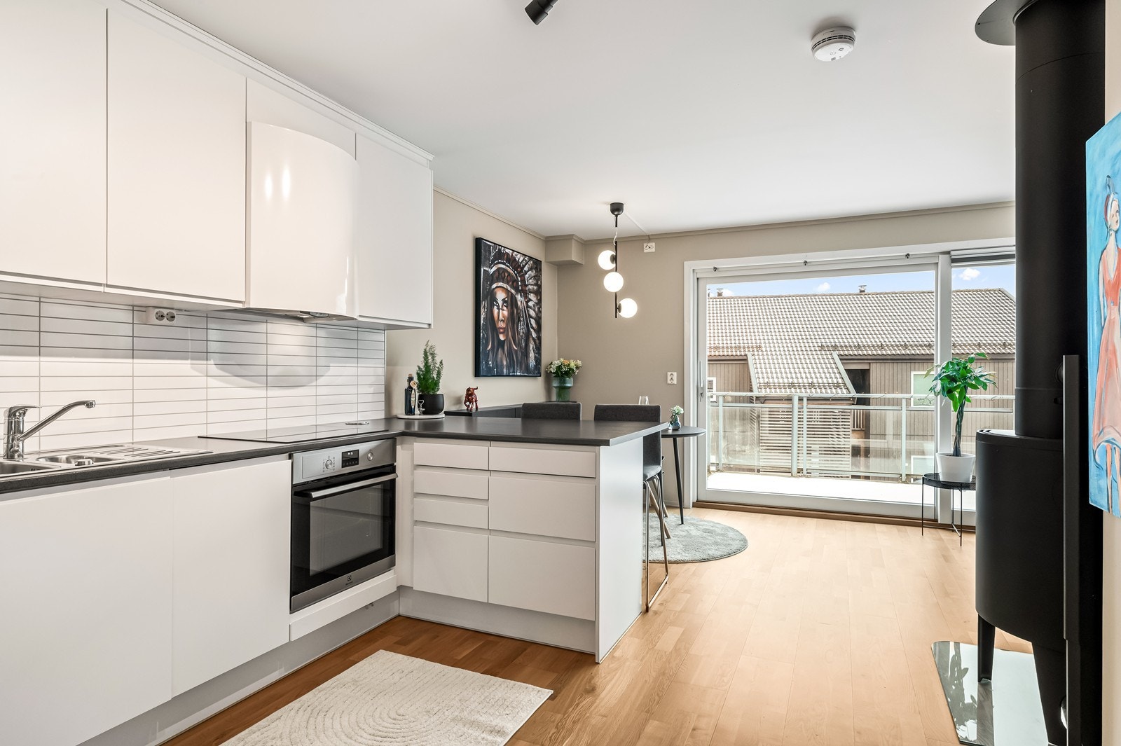 Kjøkkenet er utstyrt med integrert koketopp, stekeovn, oppvaskmaskin og kjøl-/fryseskap. Galleribilde