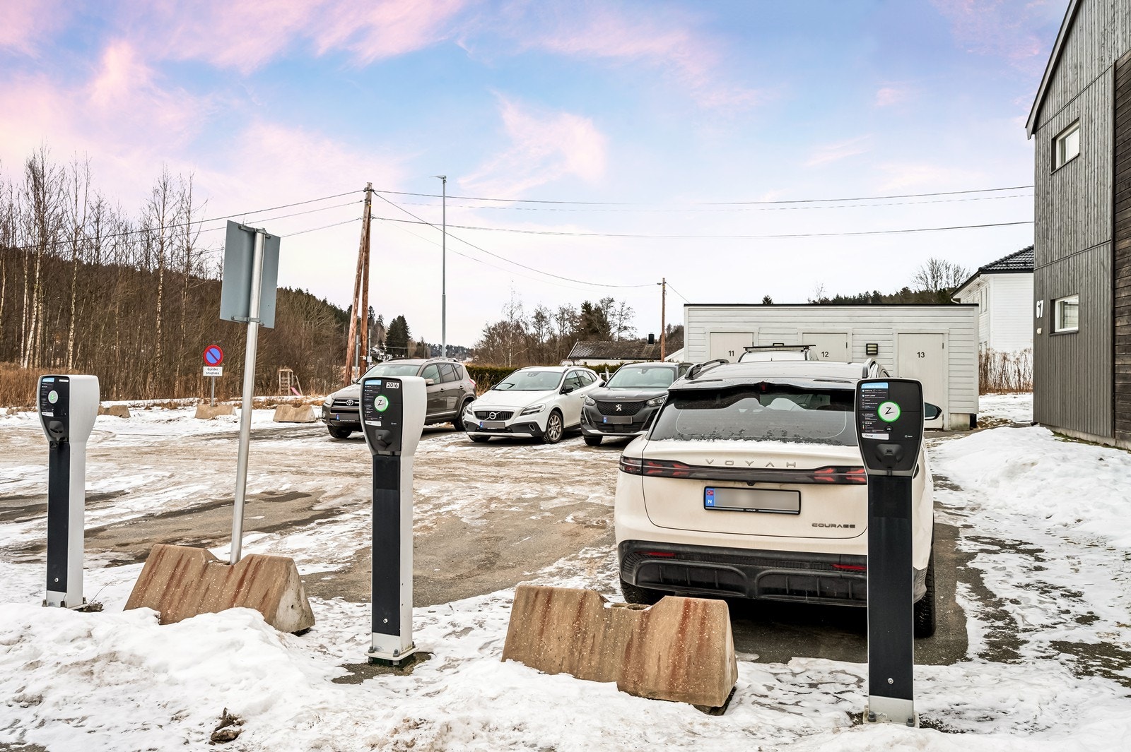 Sameiet har felles parkeringsplass med 6 ladere for elbil. Galleribilde