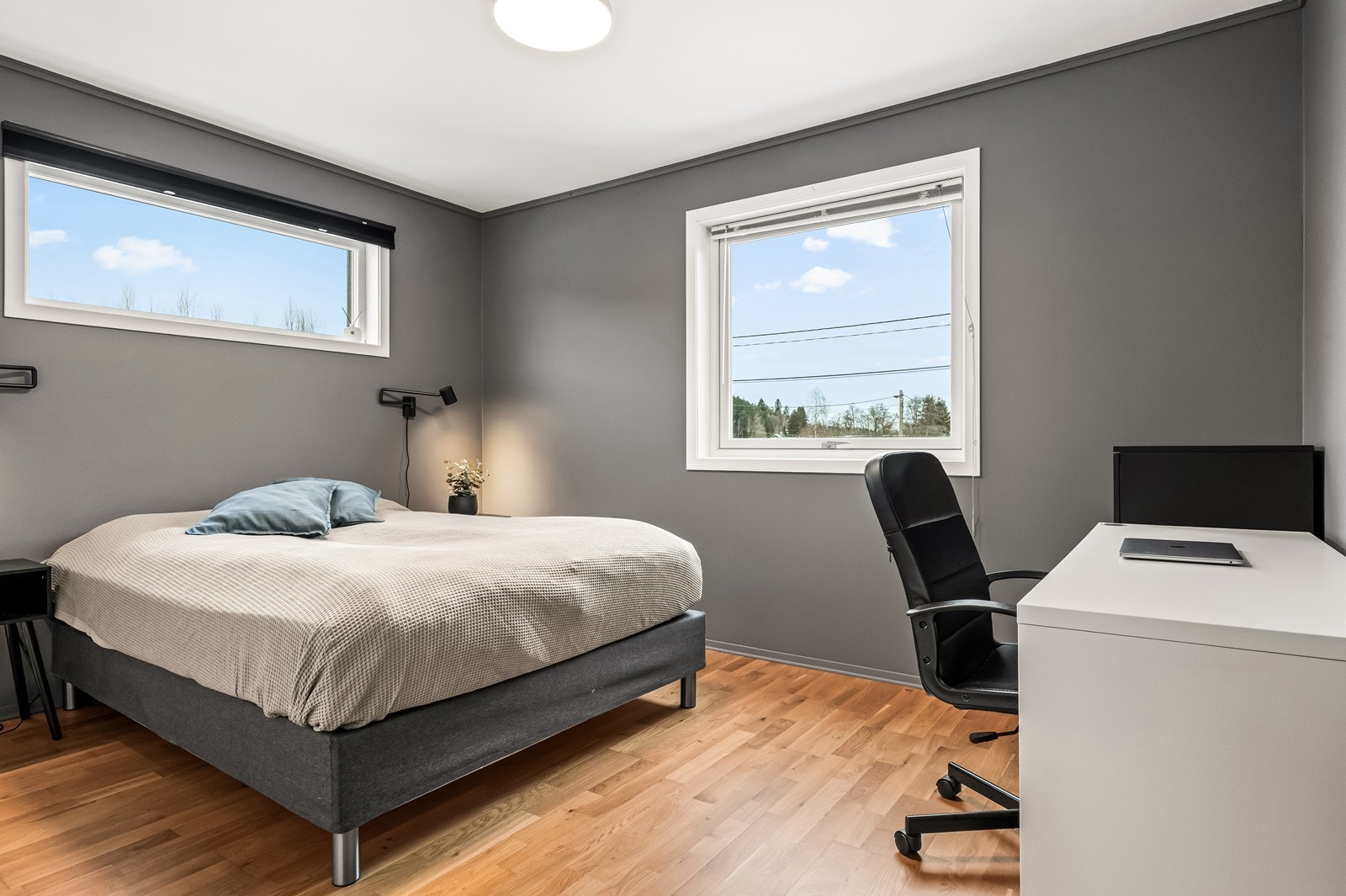 Soverommet har god plass til både dobbeltseng og en egen kontorplass. Galleribilde