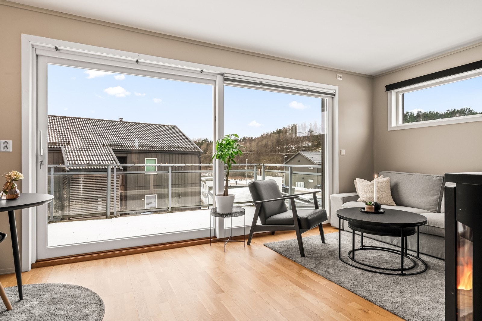 Heve/skyvedøren i tre med to-lags glass åpner opp mot den romslige verandaen. Galleribilde