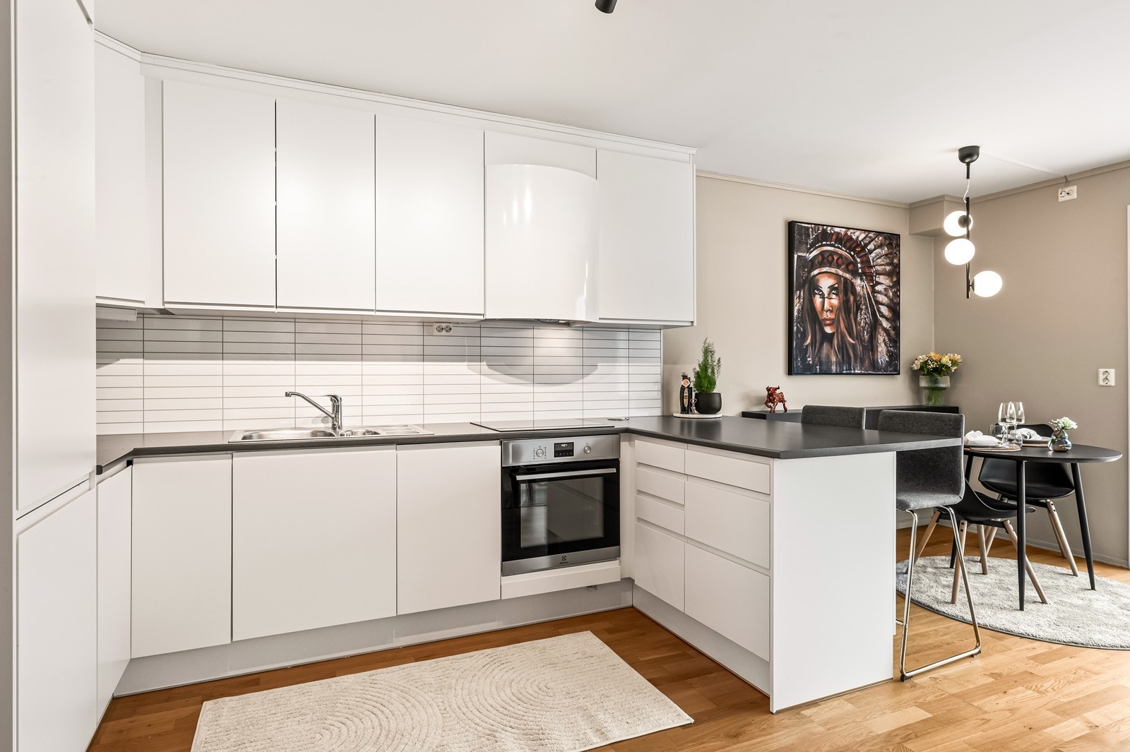 Laminerte benkeplater og en praktisk kjøkkenøy som fungerer som en naturlig romdeler. Galleribilde