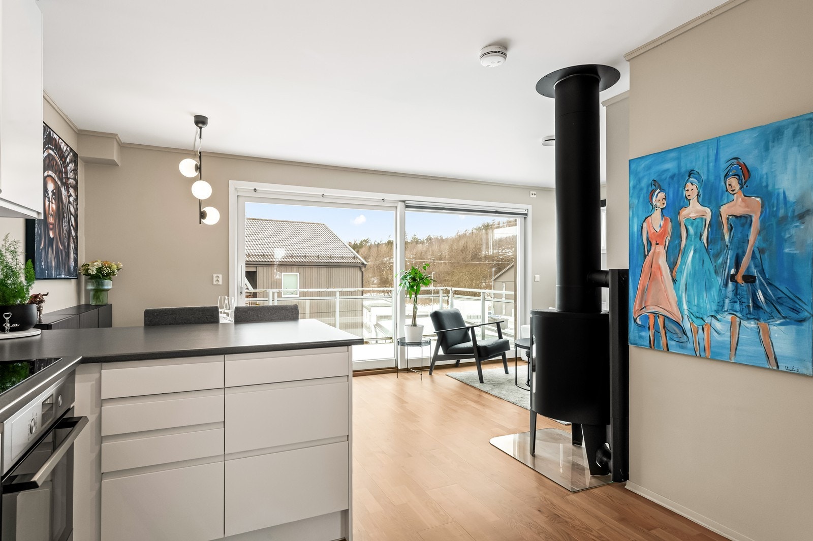 Den åpne løsningen skaper et sosialt allrom med plass til spisebord. Galleribilde