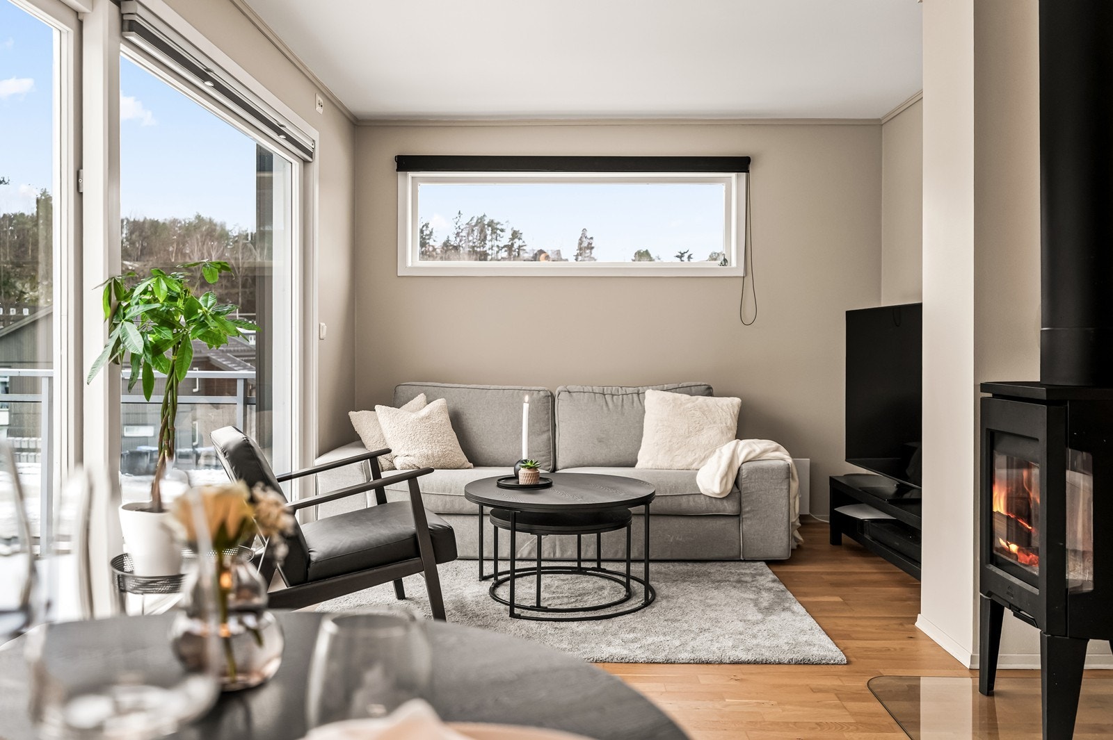 Ildstedet i stuen gir ekstra varme og hygge, med en moderne stålpipe. Galleribilde