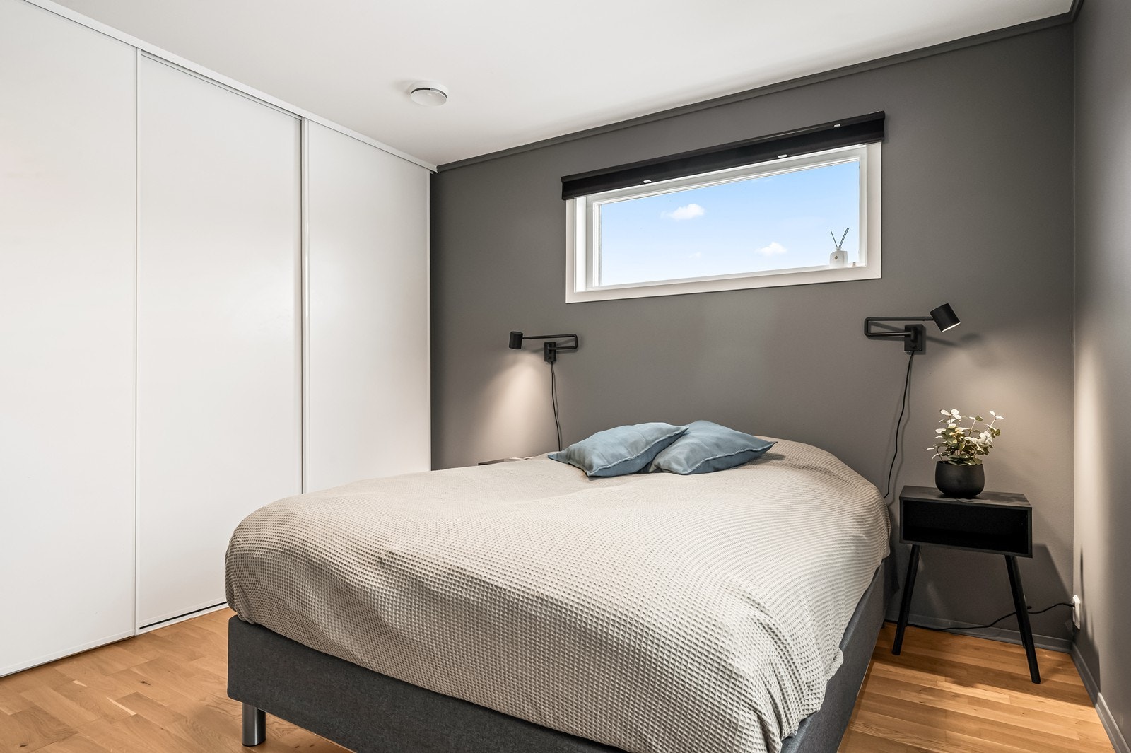 En romslig skyvedørsgarderobe gir rikelig med lagringsplass på soverommet. Galleribilde