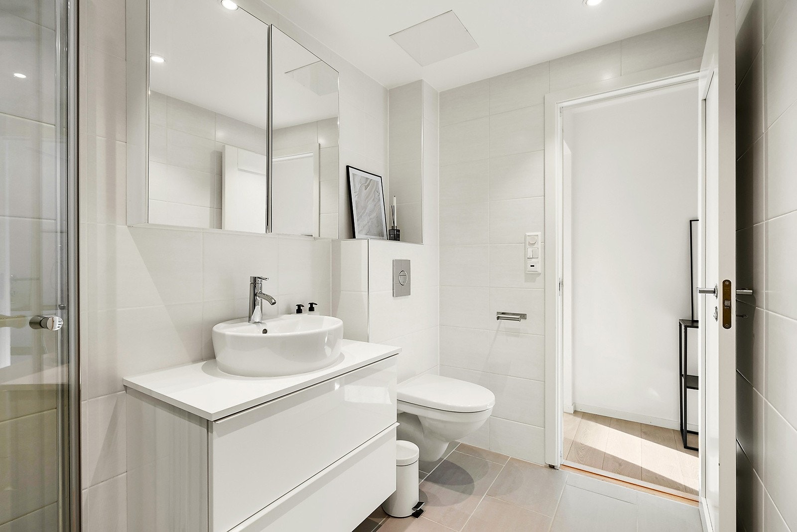 Flislagt bad/wc med varme i gulv som ble oppusset i 2016. Galleribilde