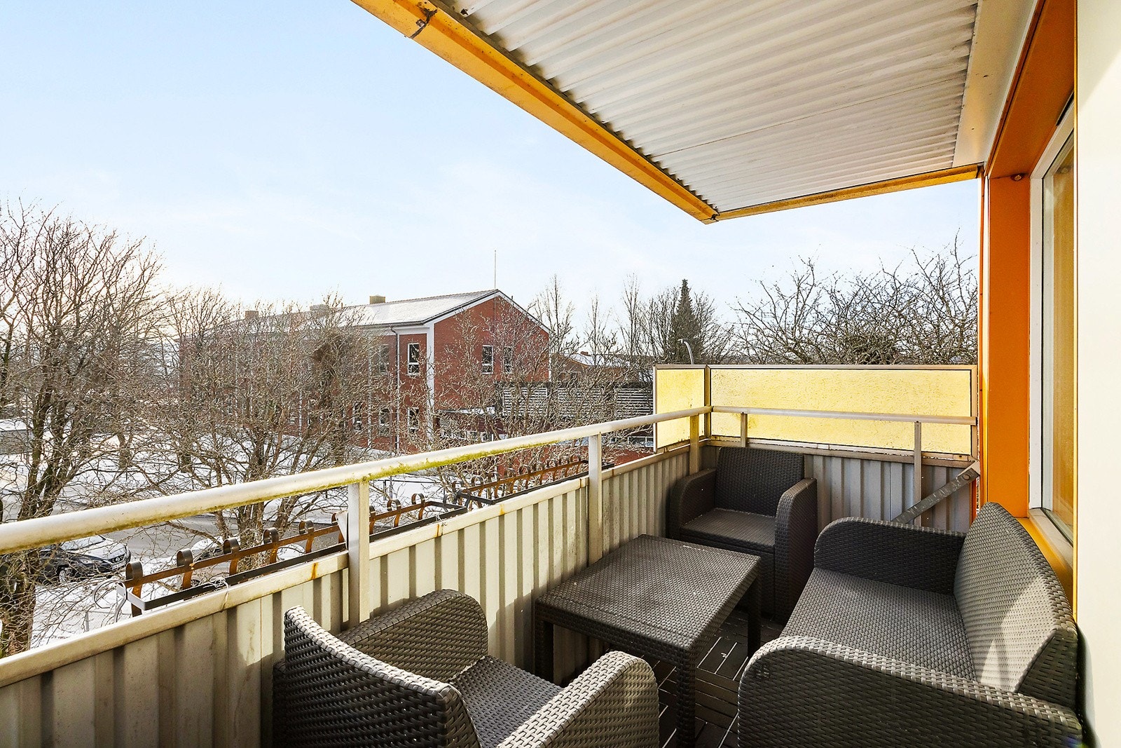 Sydøstvendt balkong på 6,5m² med tremmegulv, belysning og adkomst fra stue. Galleribilde