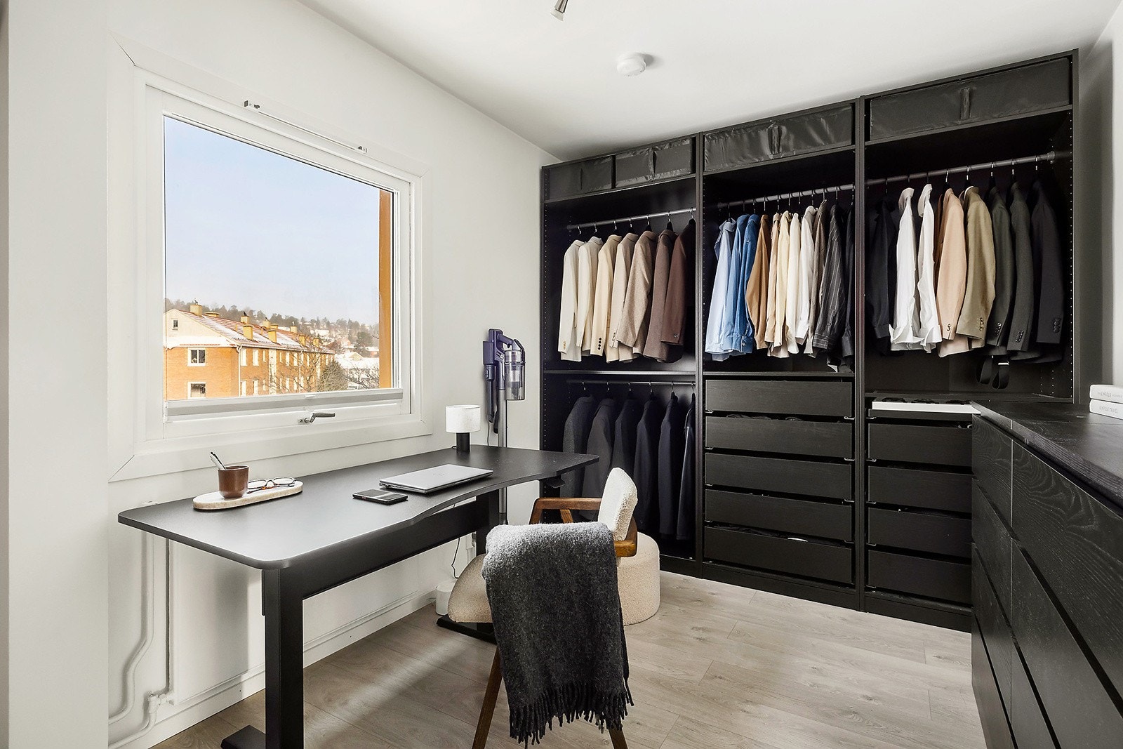 Soverom 2 med skapinnredning med skuffer, hyller og oppheng. Galleribilde