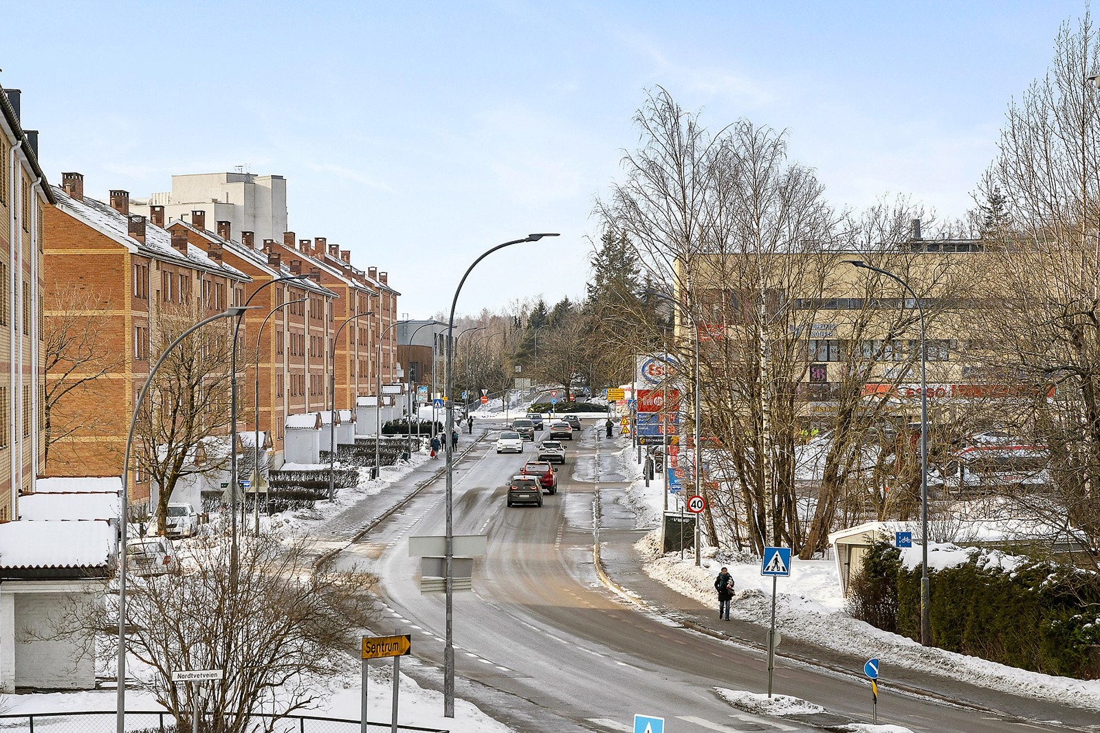Sentral beliggenhet med umiddelbar nærhet til skole, barnehager, svømmehall, flere treningssenter, dagligvareforretninger og offentlig kommunikasjon. Galleribilde