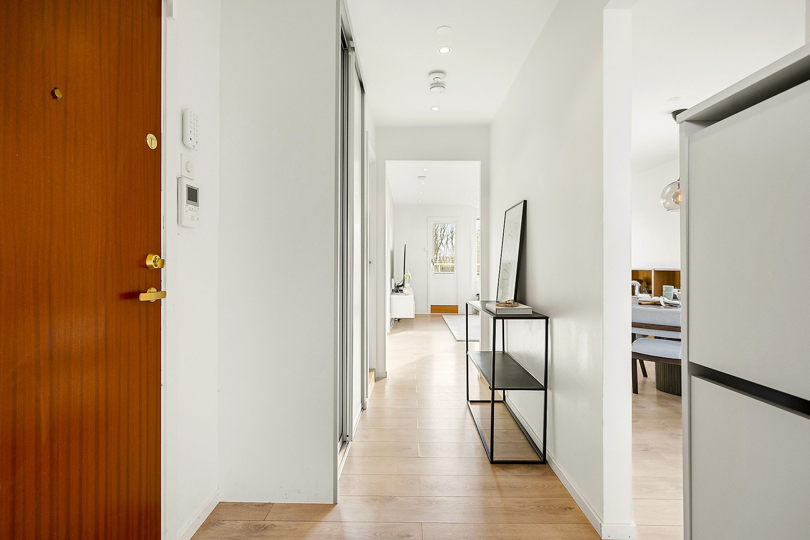 Entre med skyvedørsgarderobe. Galleribilde