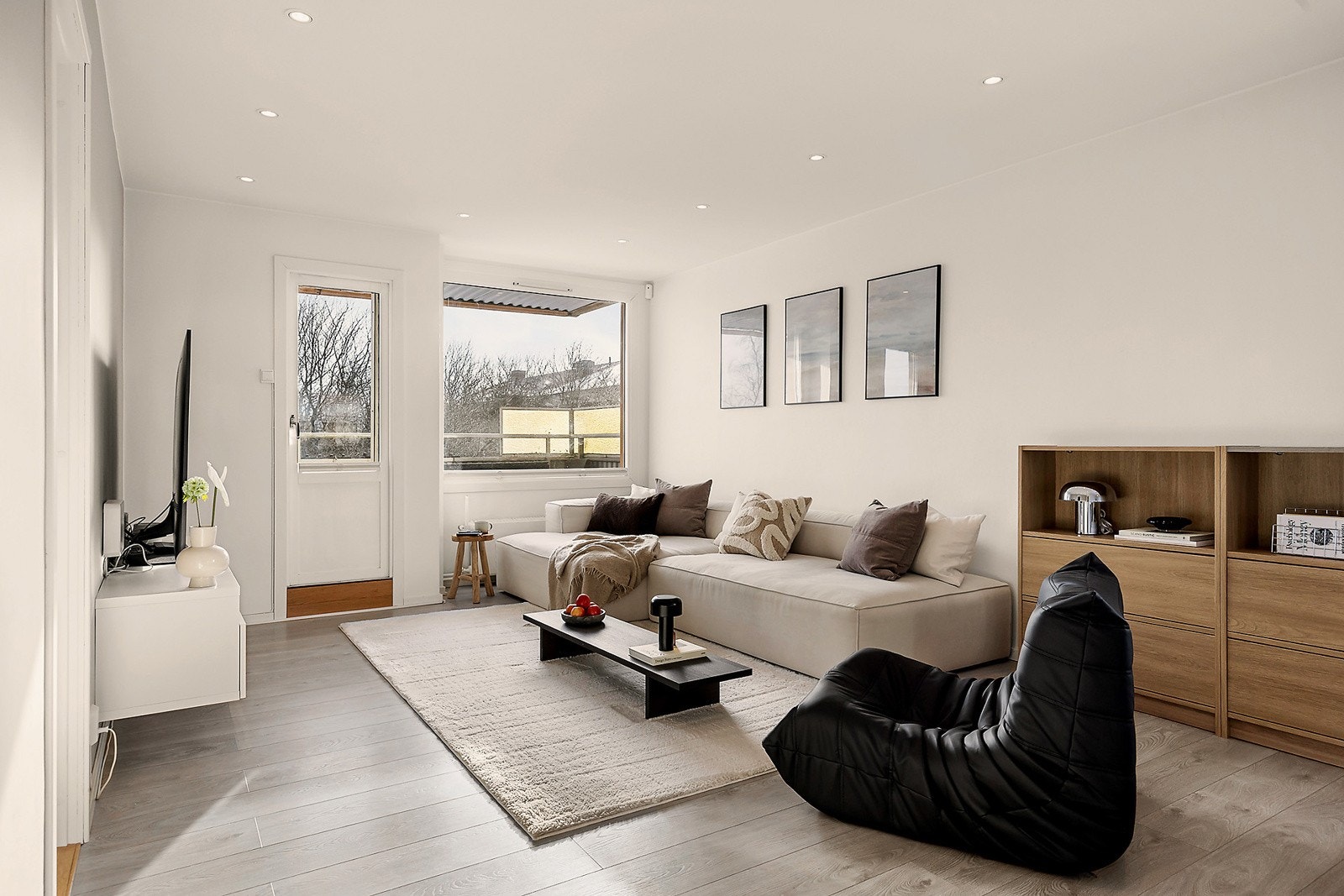 Utstrakt bruk av downlights i entre, stue, kjøkken og bad/wc. Galleribilde