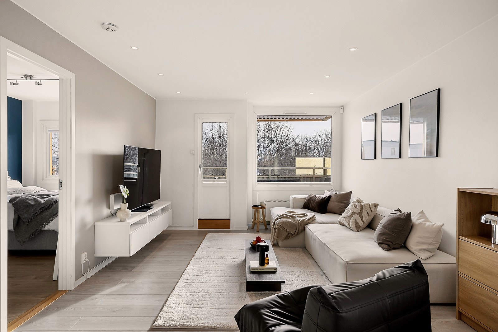 Stue med laminat på gulv og malte veggoverflater. Galleribilde