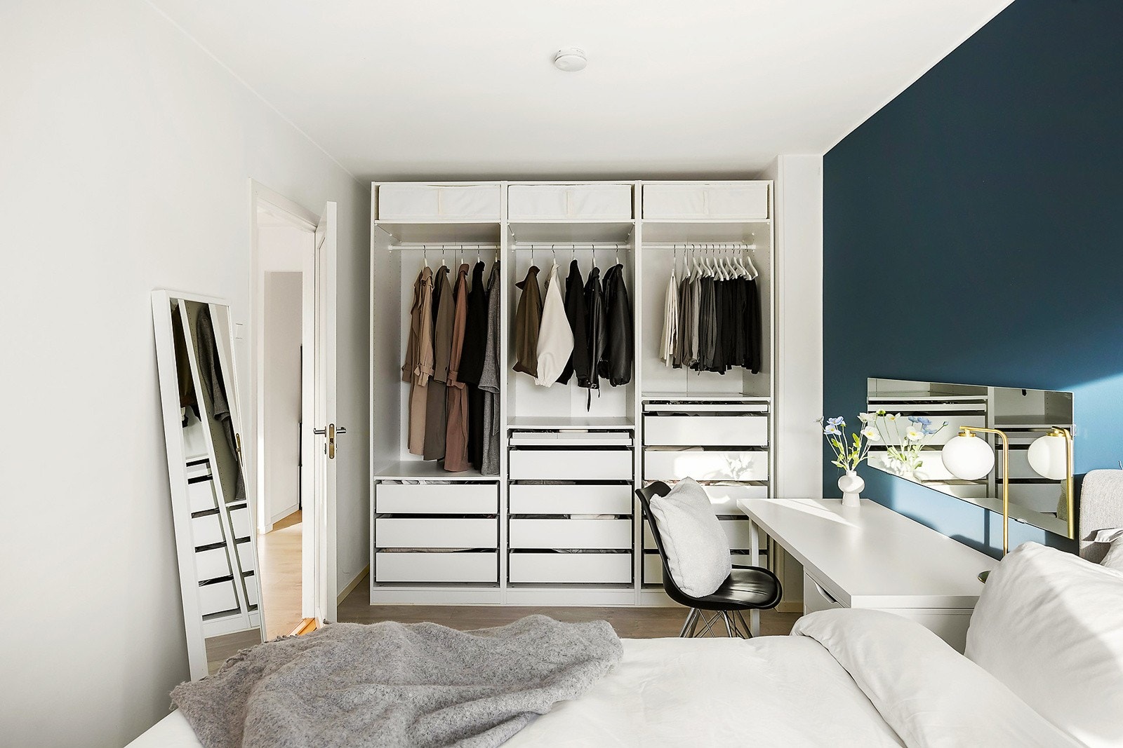 Hovedsoverom med skapinnredning med skuffer, hyller og oppheng. Galleribilde