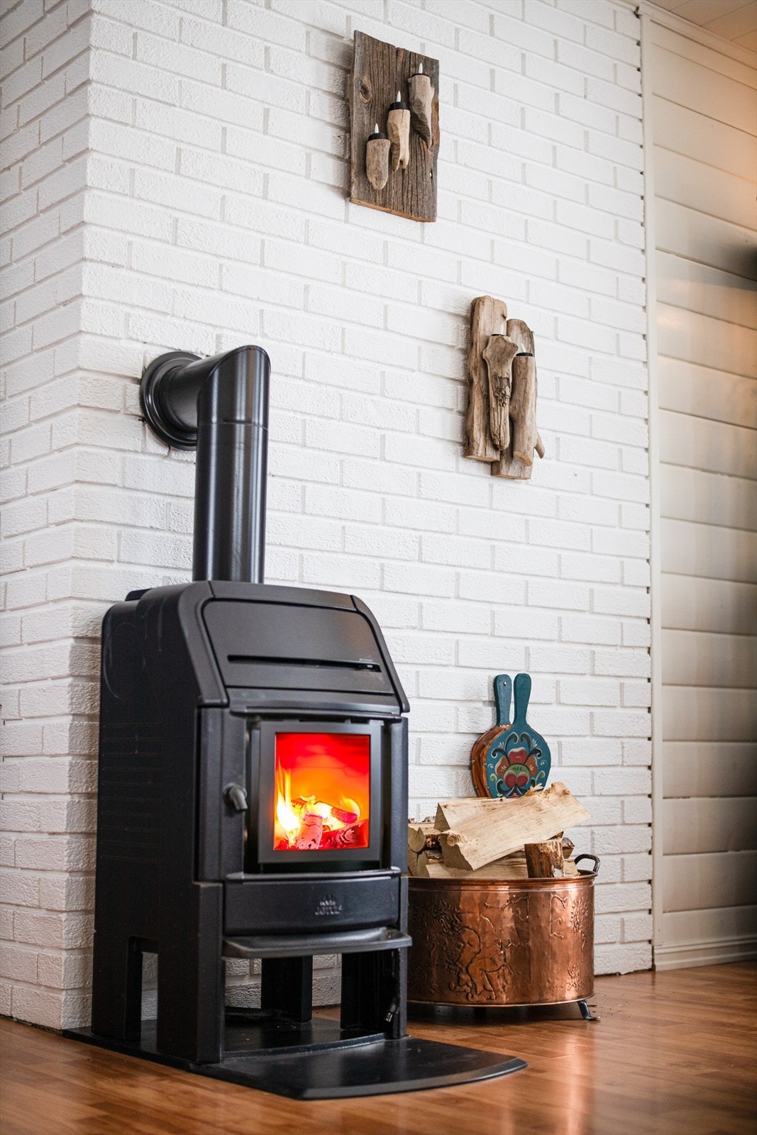 Vedovn i stuen gir ekstra varme og er plassert mot en teglforblendet pipe. Galleribilde
