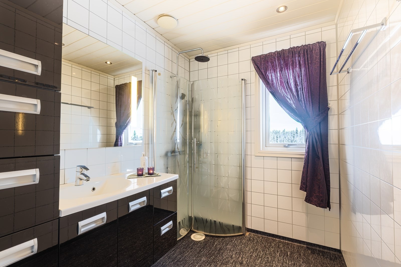 Badet er oppgradert i 2011 med baderomsplater på veggene og elektriske varmekabler i gulvet. Galleribilde