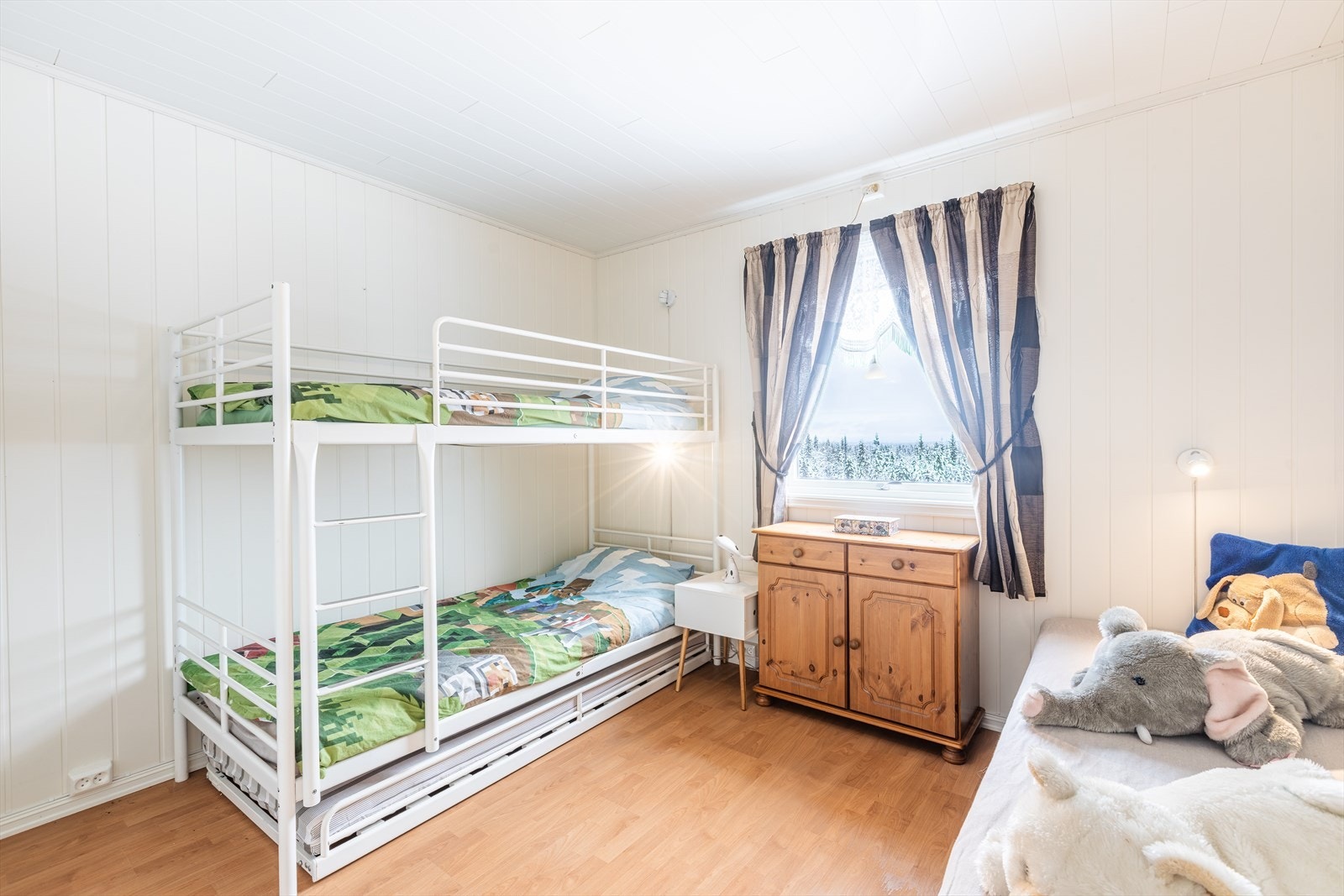 Soverom 2: Laminatgulvet gir en slitesterk overflate i soverommet, mens de malte panelveggene skaper en lys atmosfære. Galleribilde