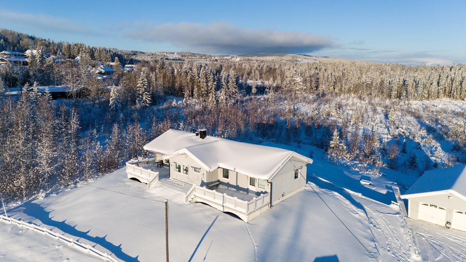 Huset har en romslig terrasse med utsikt og gode solforhold. Galleribilde
