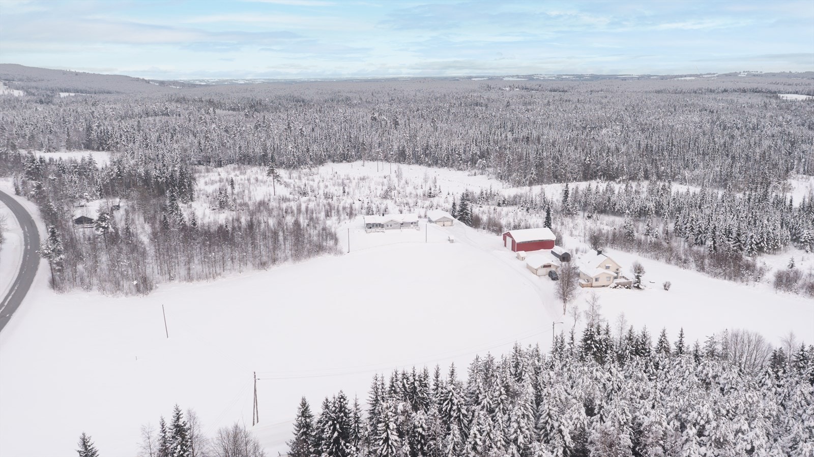 Luftfoto viser eiendommens beliggenhet med kun en nabo i nærheten av boligen. Denne eiendommen har forkjøpsrett ved salg av naboeiendommen. Galleribilde