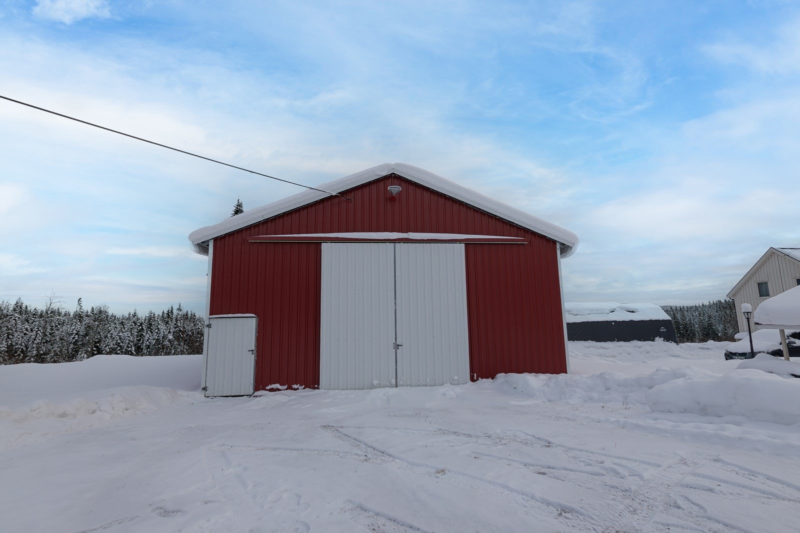 Stålhall fra 2015 benyttes til oppbevaring av maskiner og utstyr. Galleribilde