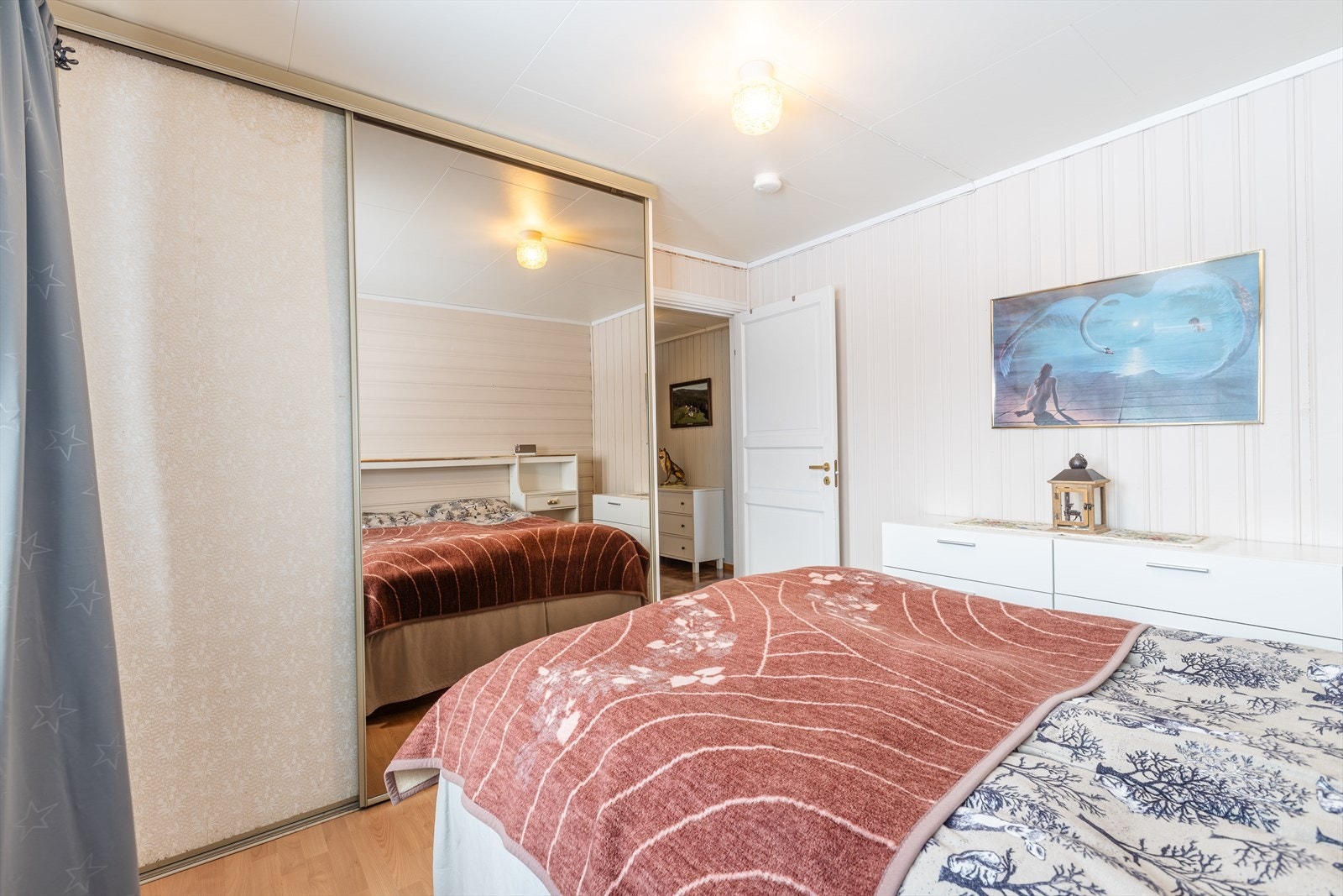 Soverom 1: Skyvedørsgarderobe gir effektiv oppbevaring i rommet med panelvegger. Galleribilde