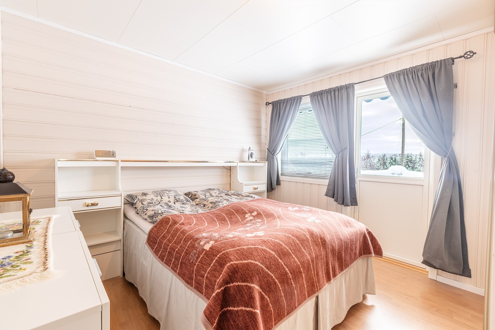 Utgang til balkong gir enkel tilgang til uteområdet fra soverommet. Galleribilde