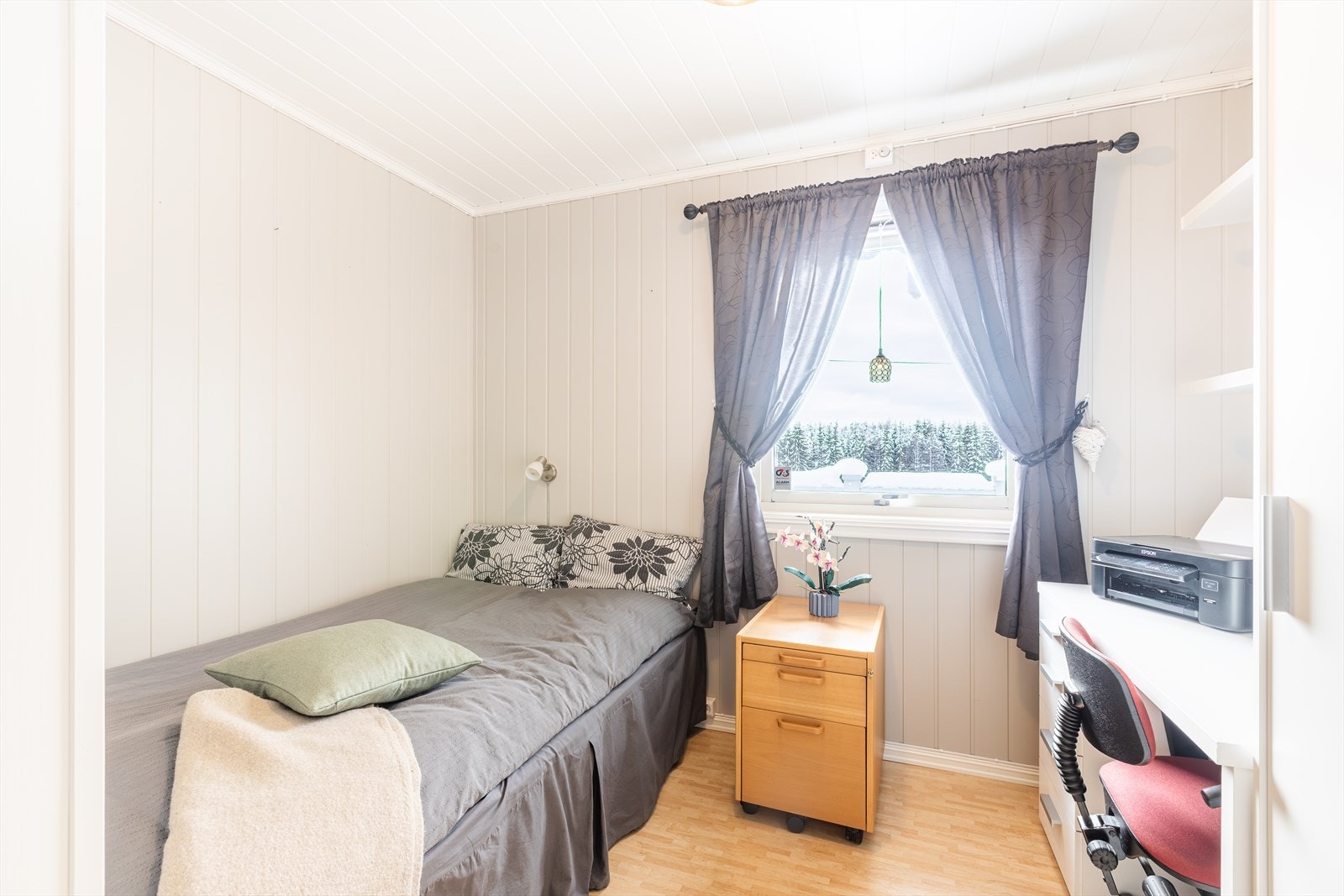 Soverom 3: Rommet har panelvegger og laminatgulv, samt plass til skrivebord. Galleribilde