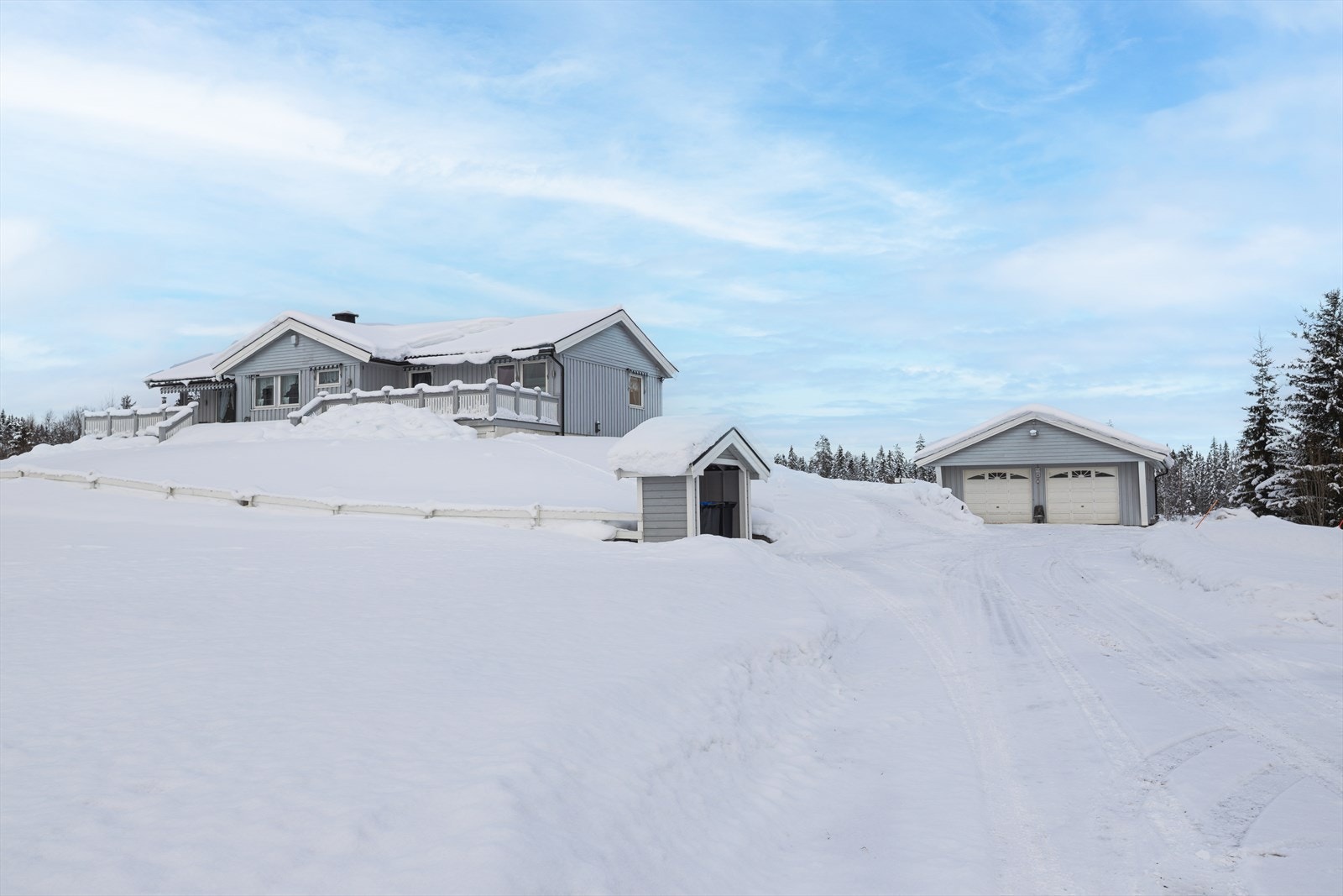 Huset har en innkjørsel som leder til en frittstående garasje med flere bodrom. Tideligere hadde eier kennel, så rommene i garasjen er isolert. Galleribilde