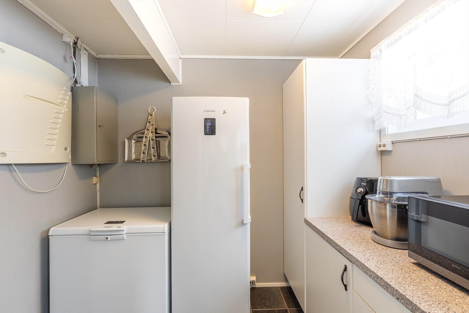 Fra kjøkkenet er det adkomst til grovkjøkken og kjølerom. Galleribilde