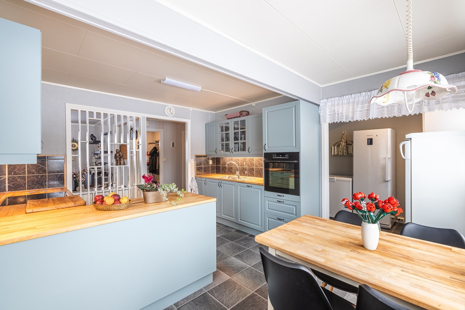 Åpen løsning mot spiseplass gir en naturlig overgang til kjøkkenområdet. Galleribilde