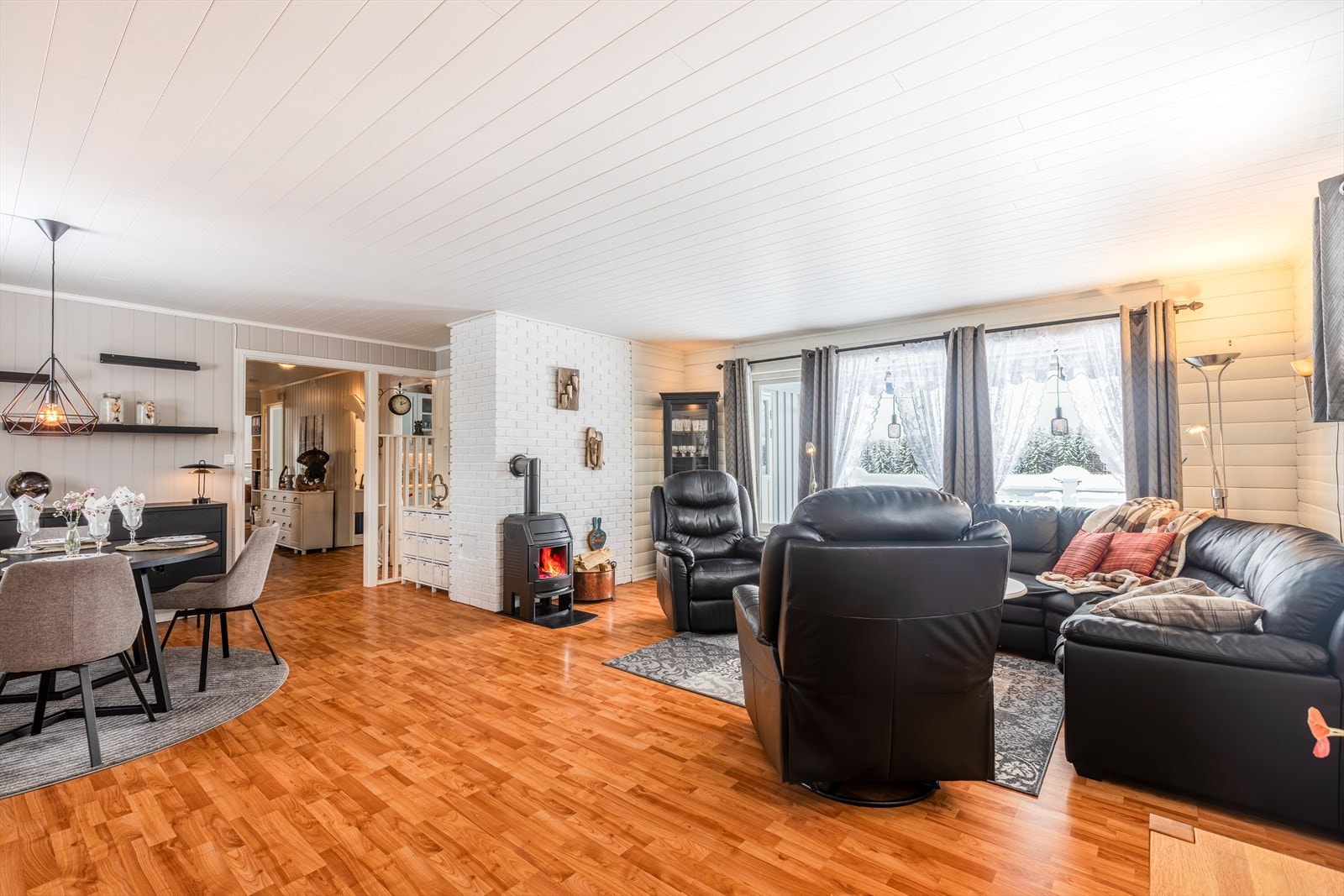 Stuen har utgang til terrasse, noe som gir enkel tilgang til uteområdet. Pga. solrik beliggenhet har stuevinduer markise og elektriske plisségardiner. Galleribilde