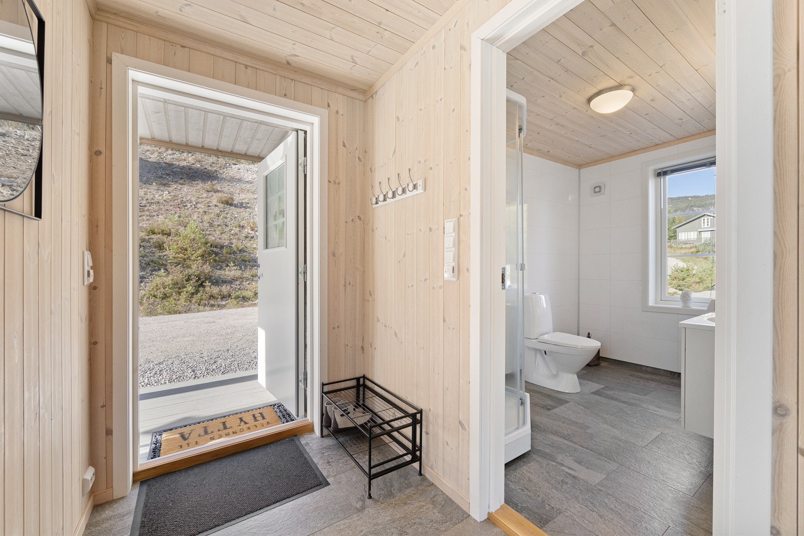 Velkommen inn. Fra entreen er det adkomst til badet. Galleribilde