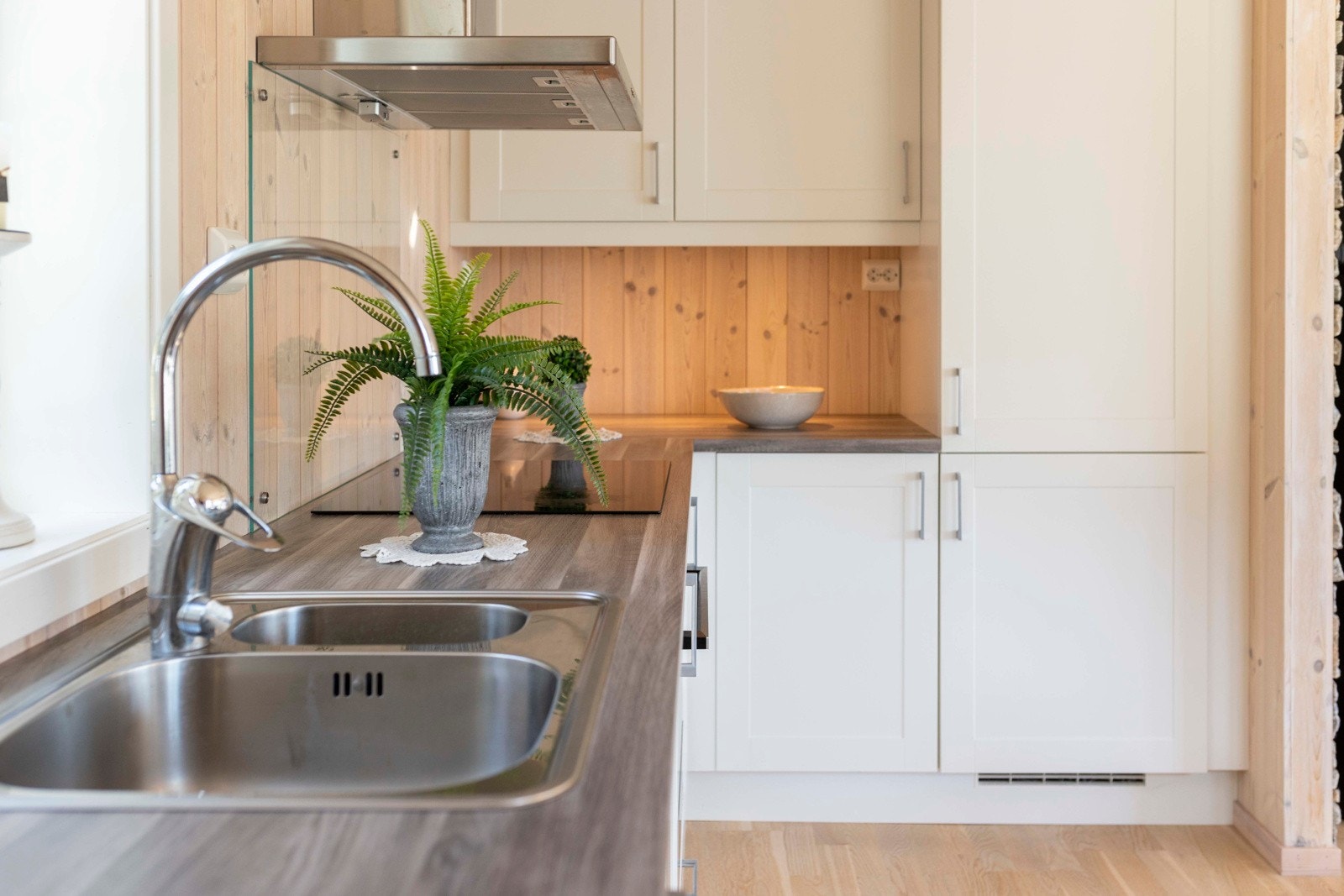 Kjøkkenventilatoren sørger for effektivt avtrekk direkte ut på vegg. Galleribilde