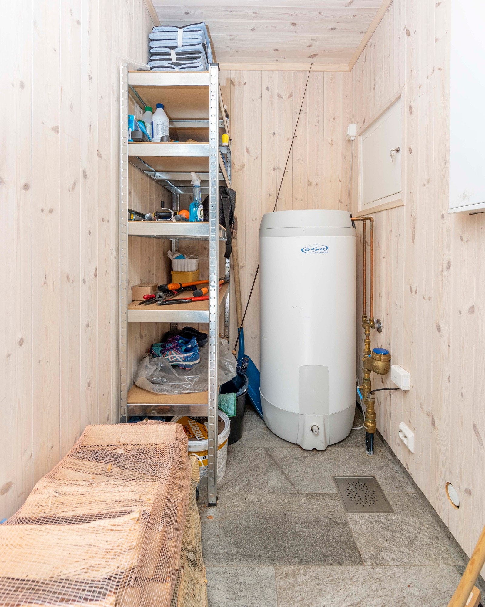 Innvendig bod/teknisk rom. Her er det god plass til oppbevaring. Galleribilde